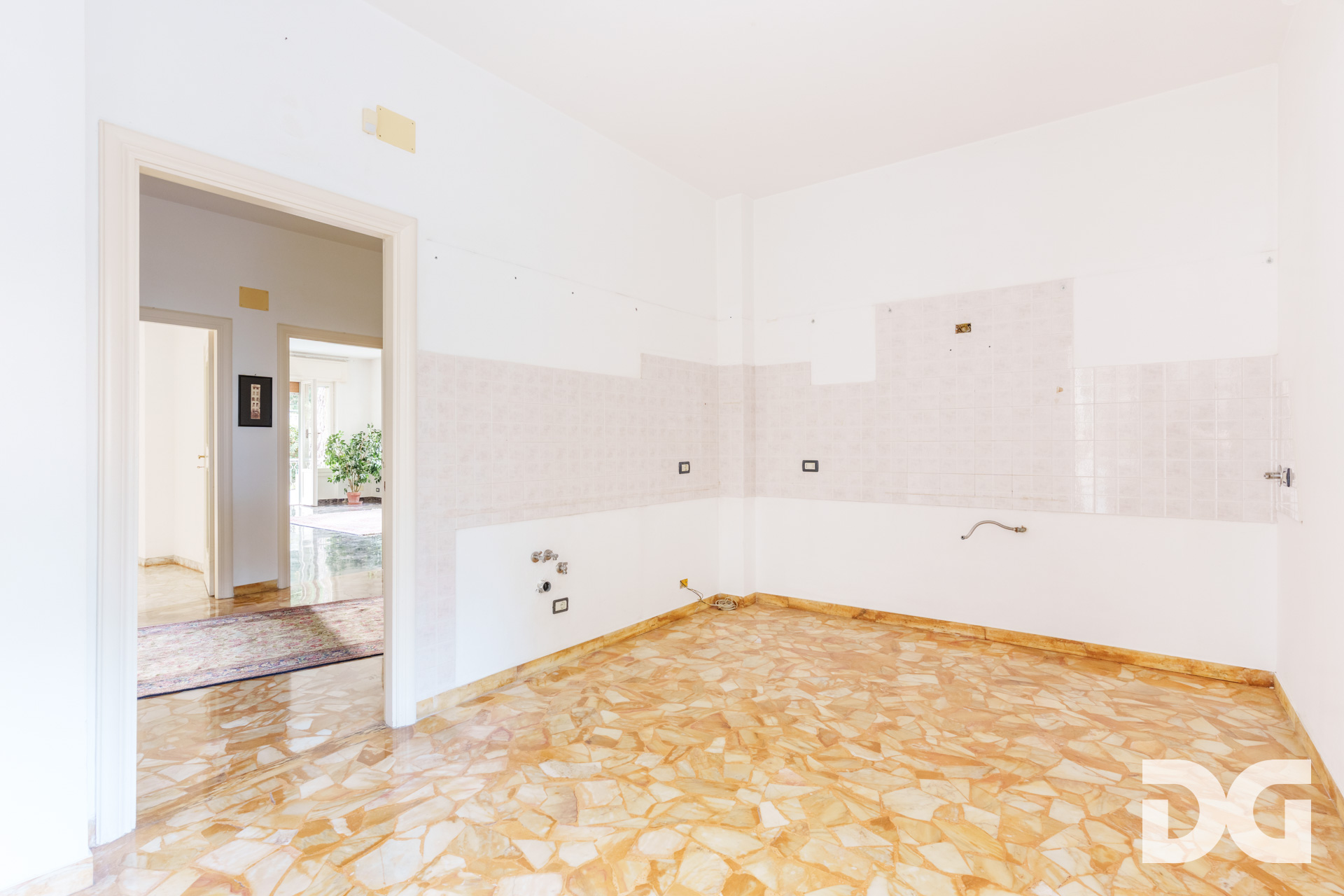 Immobiliare Del Guasta RIGHI – VIA DOMENICO CHIODO signorili mq 174 VISTA MARE con GIARDINO-TERRAZZO - POSTO AUTO - CANTINA