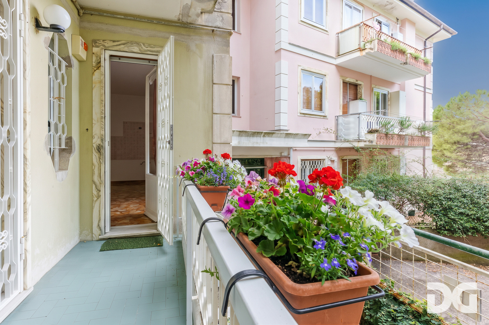 Immobiliare Del Guasta RIGHI – VIA DOMENICO CHIODO signorili mq 174 VISTA MARE con GIARDINO-TERRAZZO - POSTO AUTO - CANTINA