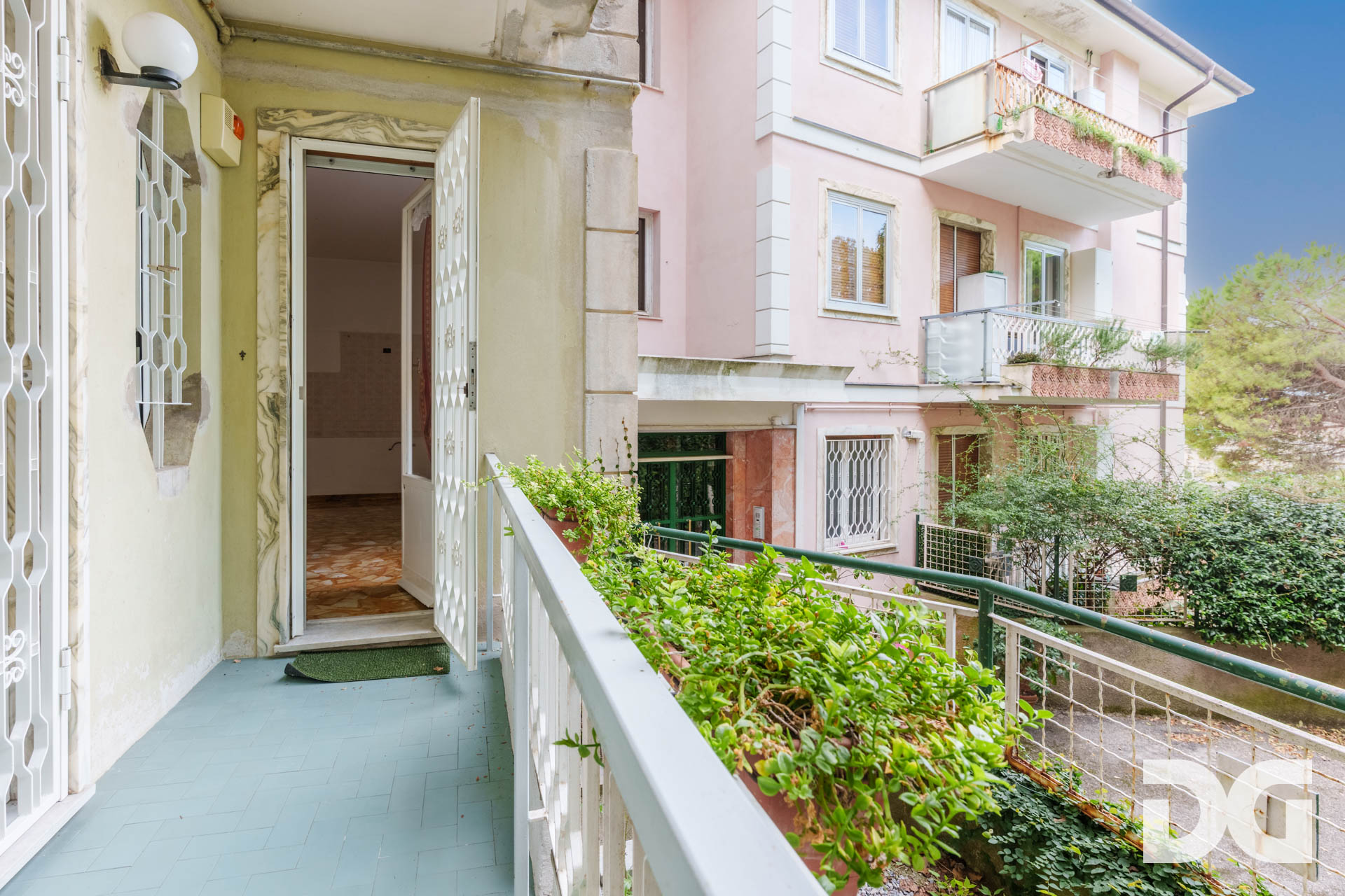 Immobiliare Del Guasta RIGHI – VIA DOMENICO CHIODO signorili mq 174 VISTA MARE con GIARDINO-TERRAZZO - POSTO AUTO - CANTINA