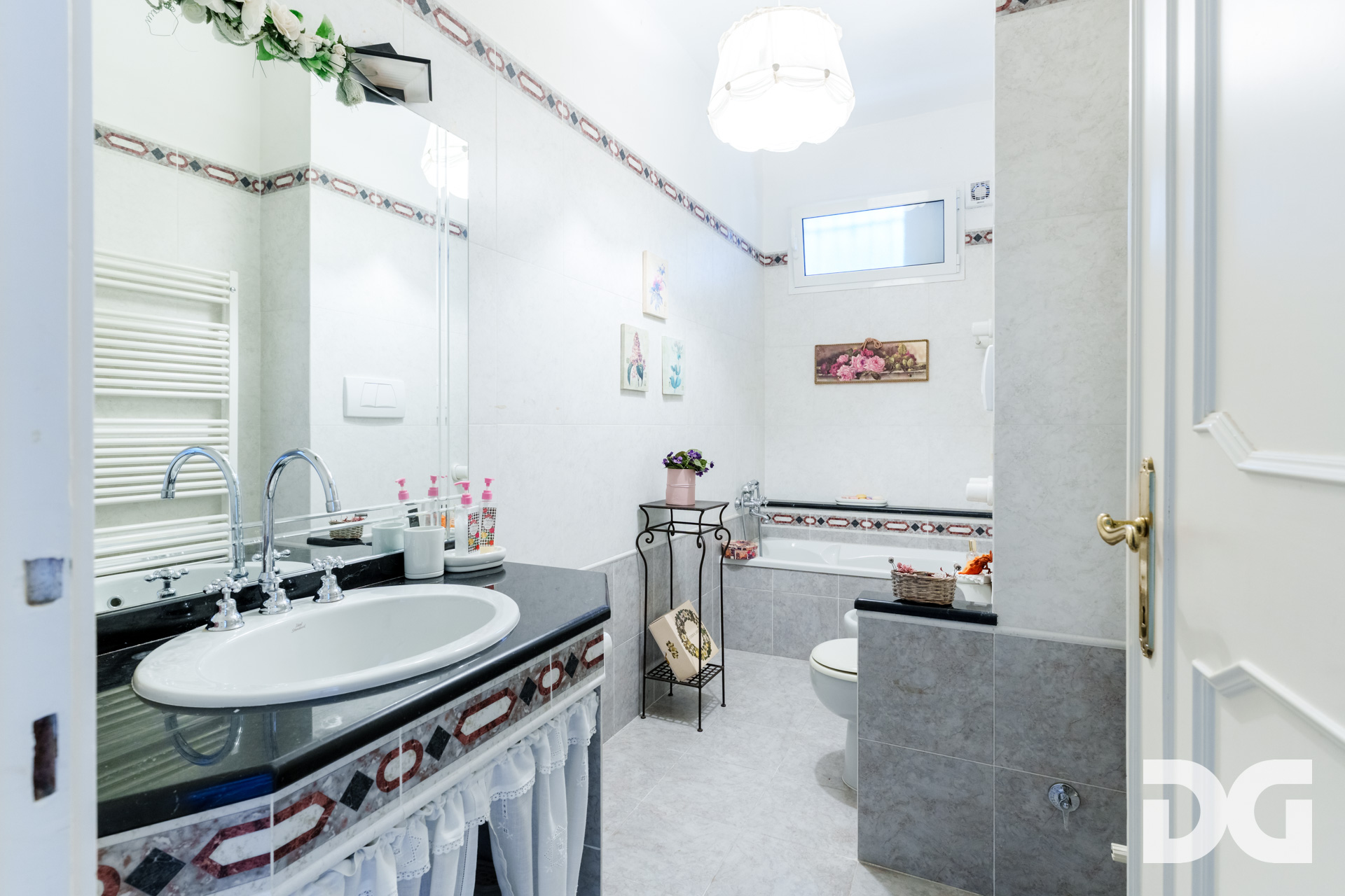Immobiliare Del Guasta RIGHI – VIA DOMENICO CHIODO signorili mq 174 VISTA MARE con GIARDINO-TERRAZZO - POSTO AUTO - CANTINA