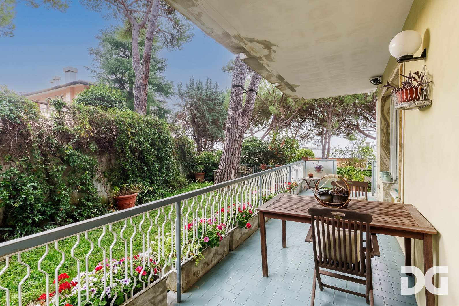 Immobiliare Del Guasta RIGHI – VIA DOMENICO CHIODO signorili mq 174 VISTA MARE con GIARDINO-TERRAZZO - POSTO AUTO - CANTINA