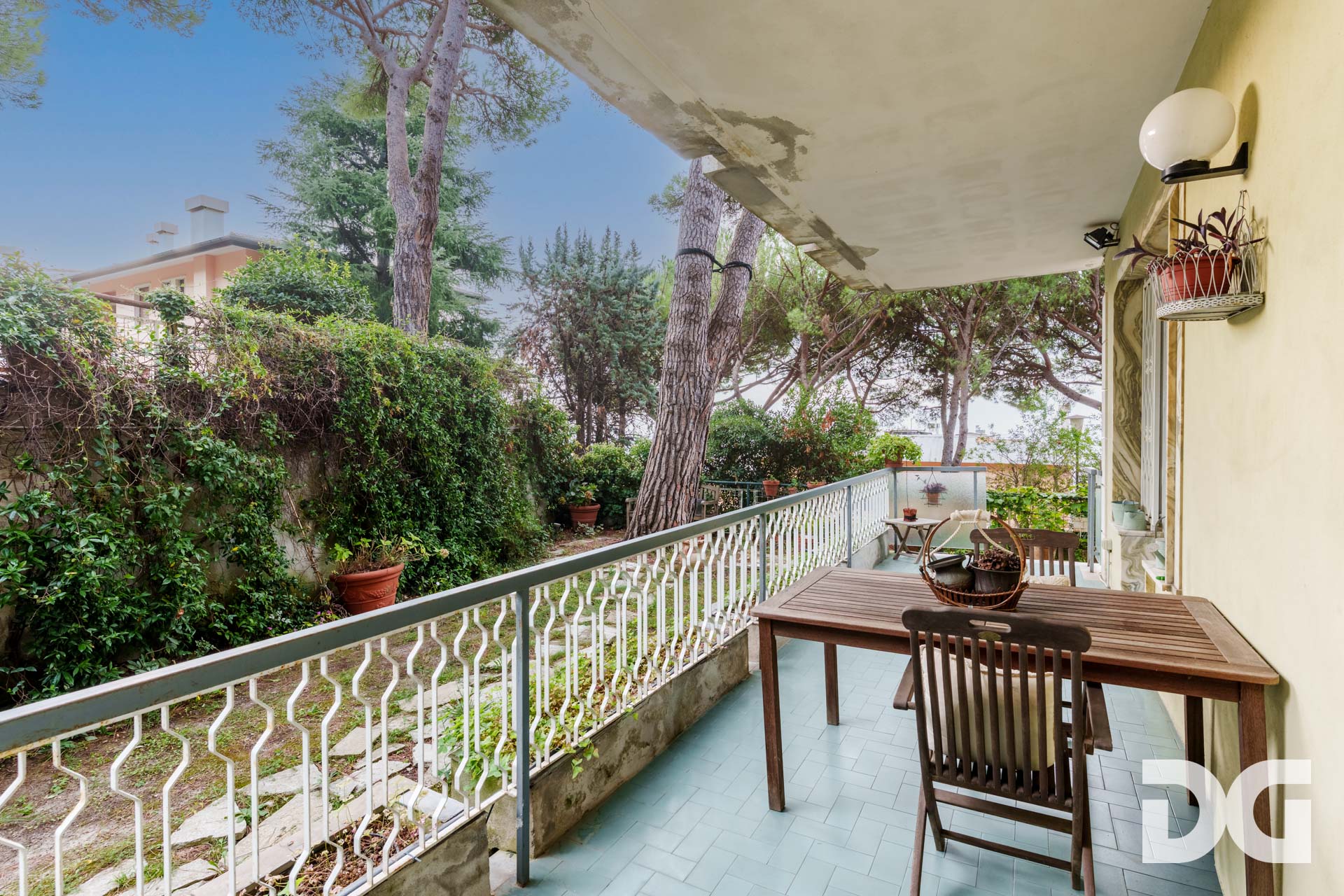 Immobiliare Del Guasta RIGHI – VIA DOMENICO CHIODO signorili mq 174 VISTA MARE con GIARDINO-TERRAZZO - POSTO AUTO - CANTINA