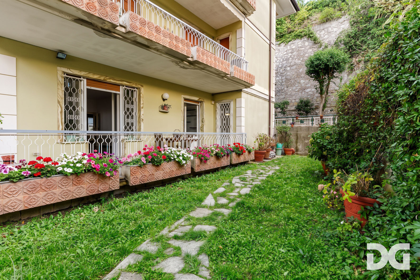 Immobiliare Del Guasta RIGHI – VIA DOMENICO CHIODO signorili mq 174 VISTA MARE con GIARDINO-TERRAZZO - POSTO AUTO - CANTINA