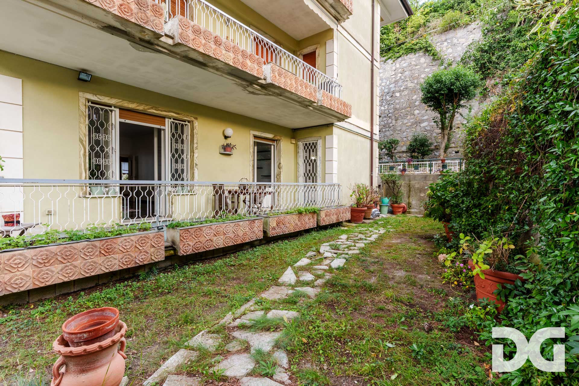 Immobiliare Del Guasta RIGHI – VIA DOMENICO CHIODO signorili mq 174 VISTA MARE con GIARDINO-TERRAZZO - POSTO AUTO - CANTINA