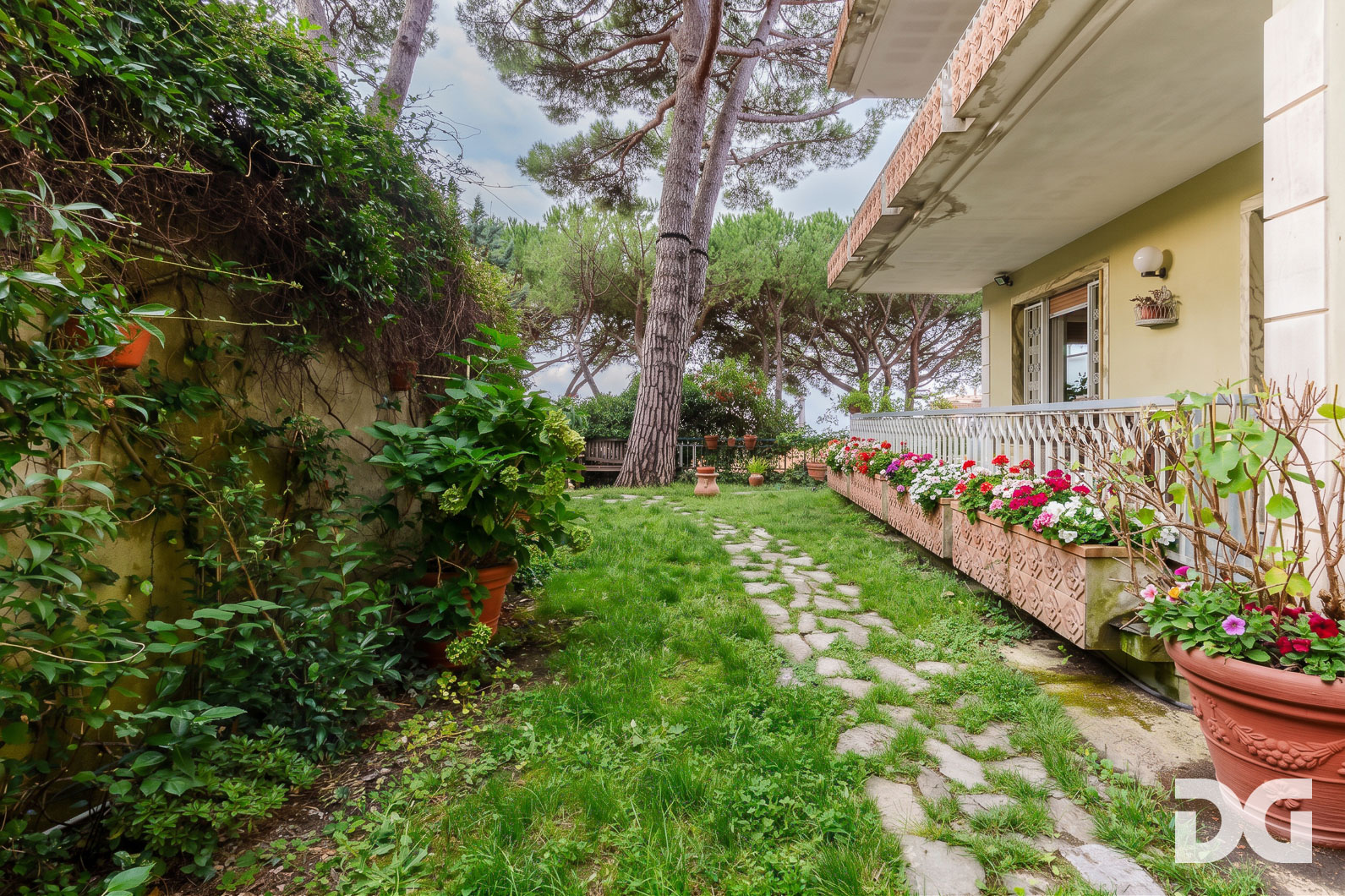 Immobiliare Del Guasta RIGHI – VIA DOMENICO CHIODO signorili mq 174 VISTA MARE con GIARDINO-TERRAZZO - POSTO AUTO - CANTINA