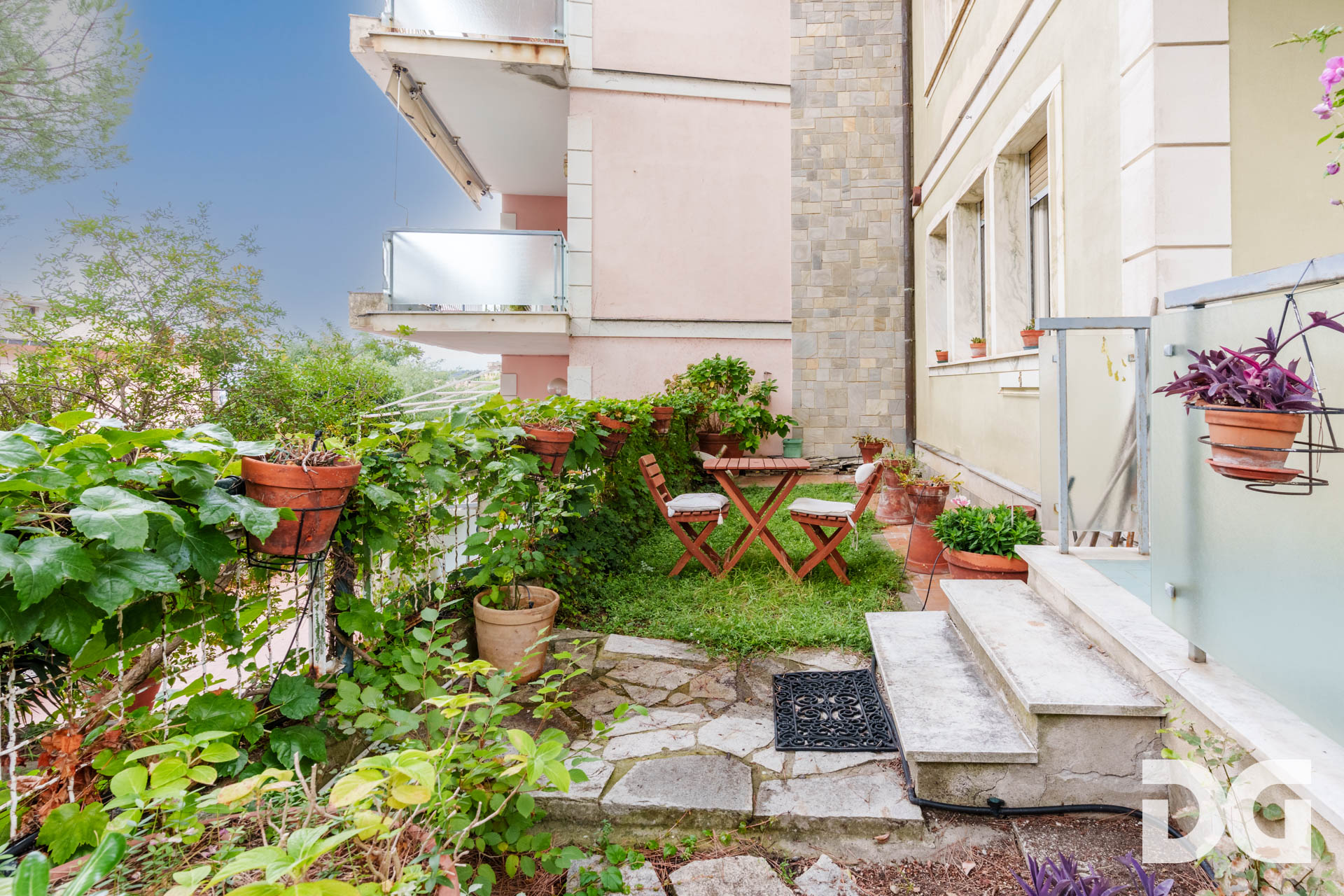 Immobiliare Del Guasta RIGHI – VIA DOMENICO CHIODO signorili mq 174 VISTA MARE con GIARDINO-TERRAZZO - POSTO AUTO - CANTINA
