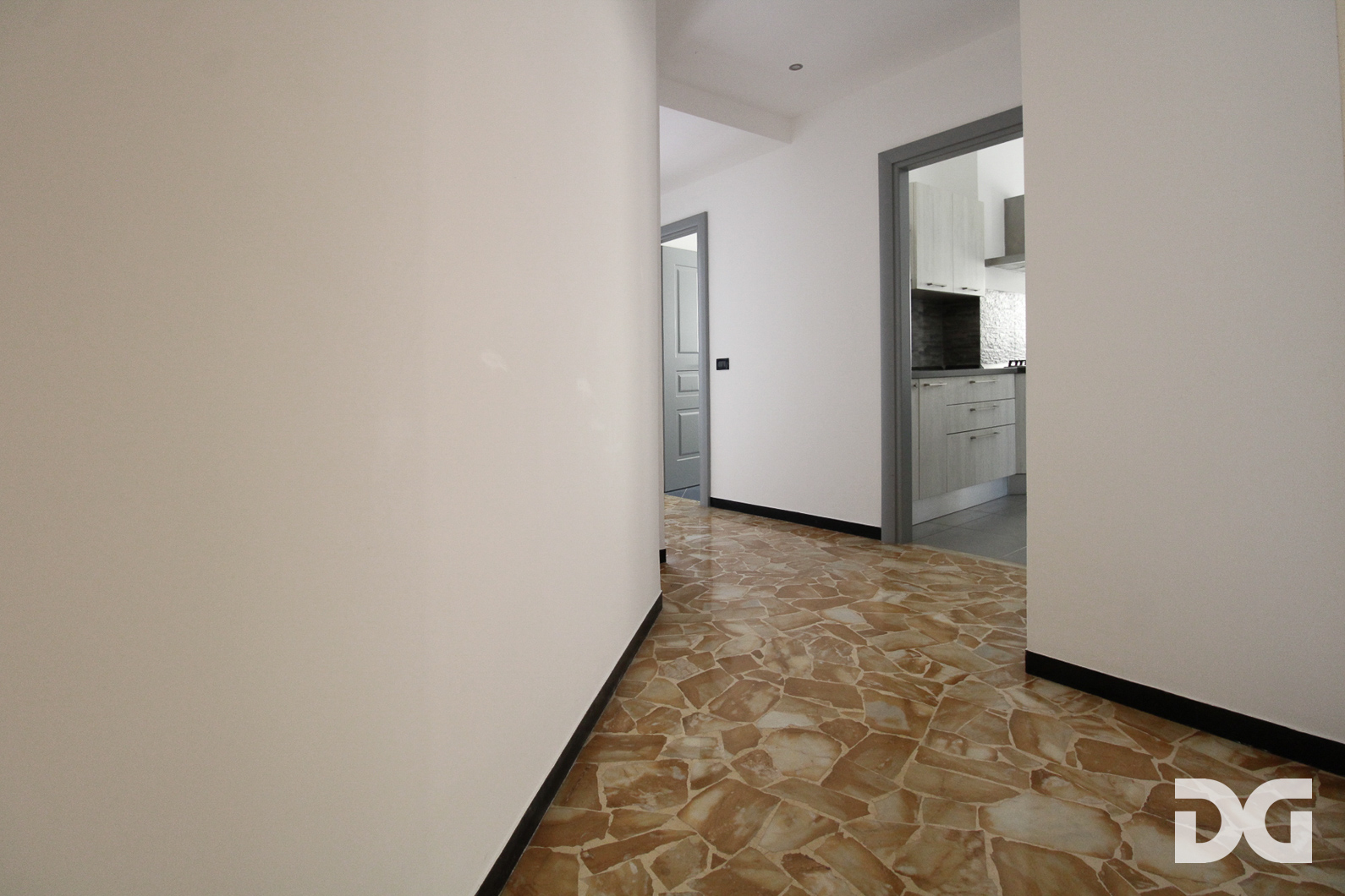 Immobiliare Del Guasta OREGINA – VIA VESUVIO RISTRUTTURATI MQ. 79 CON POGGIOLATE