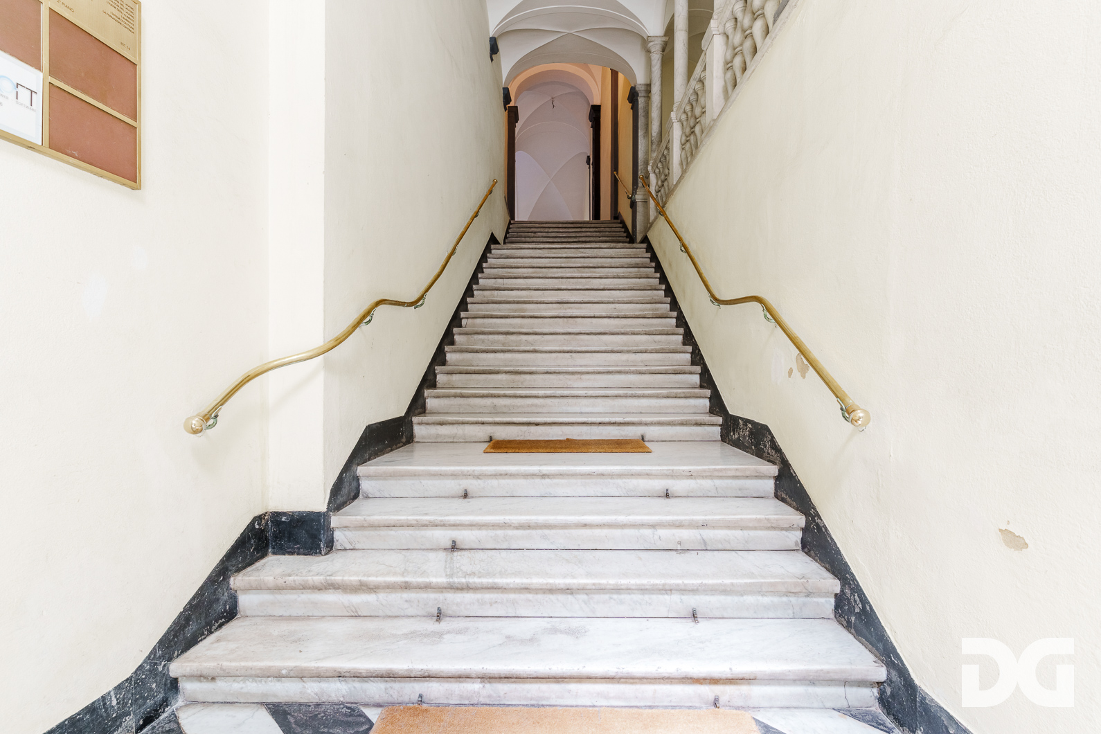 Immobiliare Del Guasta CENTRO STORICO – VICO CARMAGNOLA LUMINOSI MQ. 55