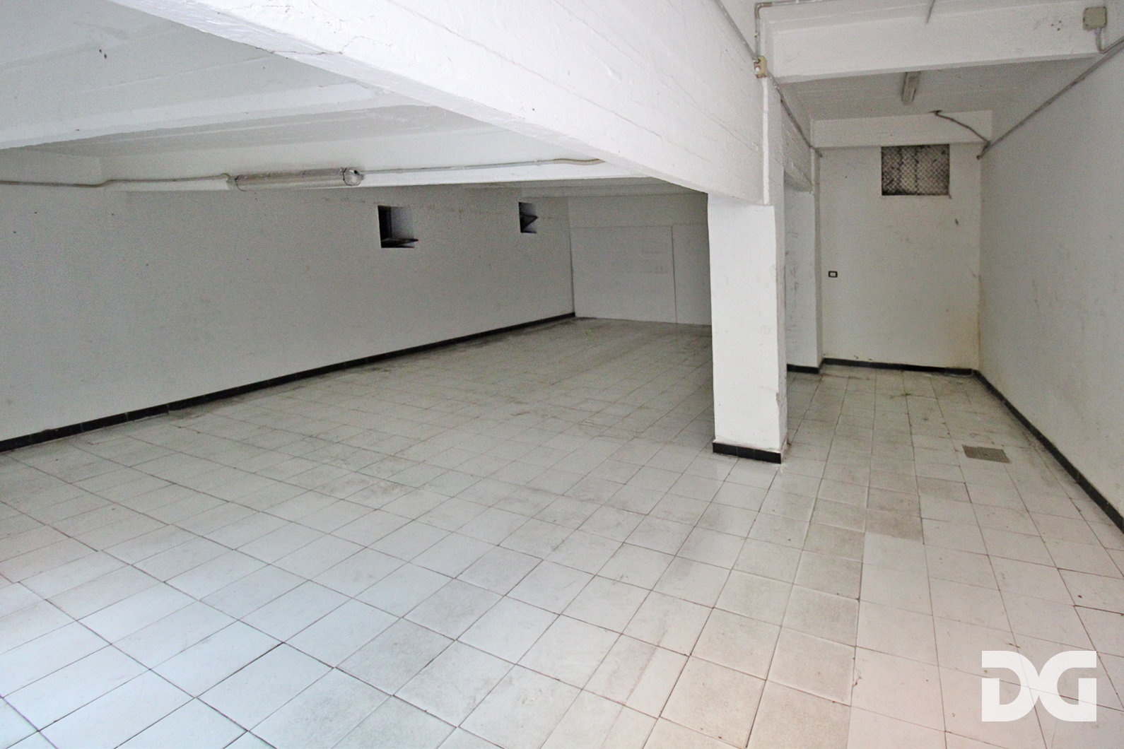Immobiliare Del Guasta SAN TEODORO VIA VENEZIA – MAGAZZINO MQ 75 CON CORTILE CARRABILE