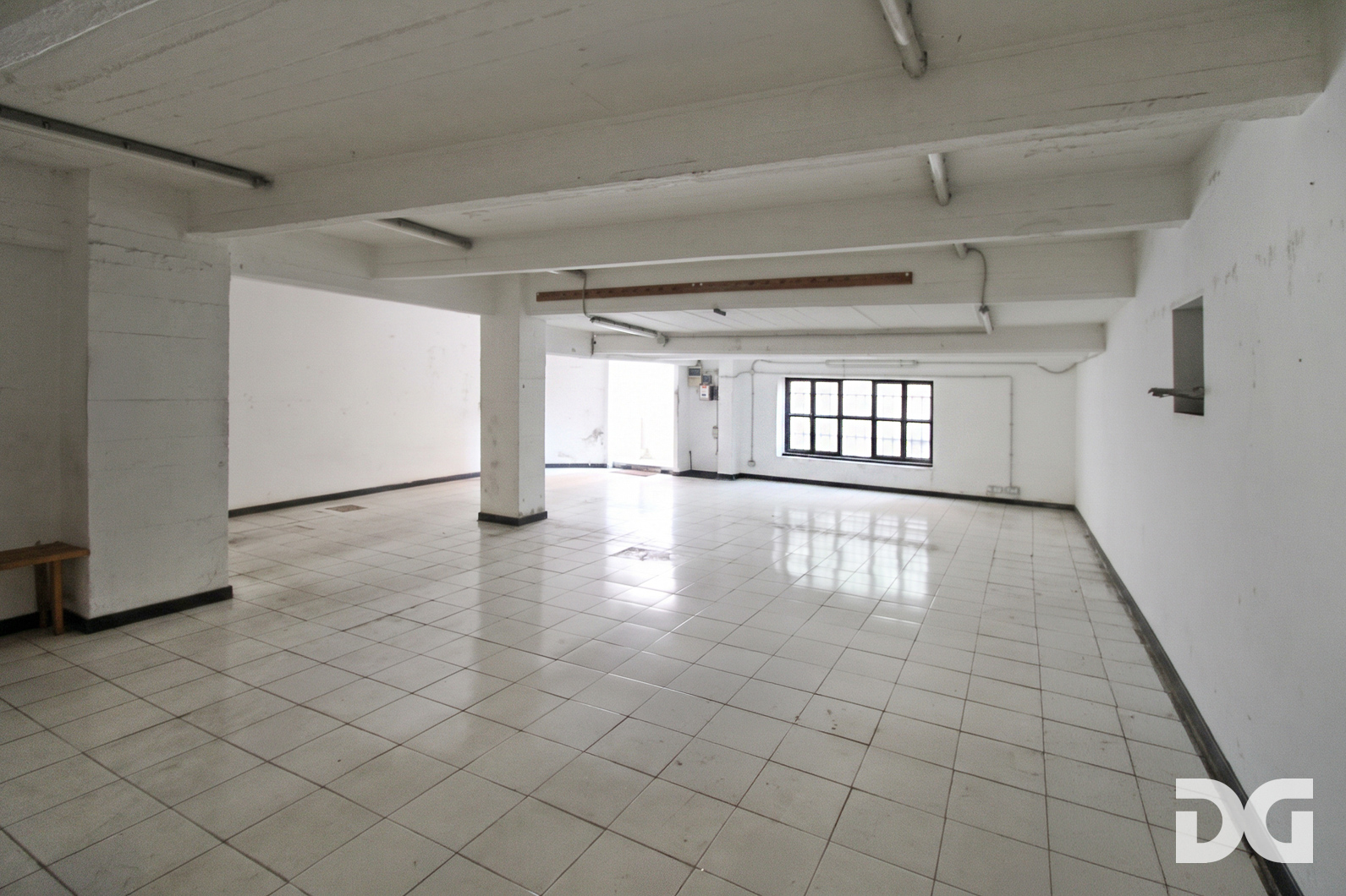Immobiliare Del Guasta SAN TEODORO VIA VENEZIA – MAGAZZINO MQ 75 CON CORTILE CARRABILE
