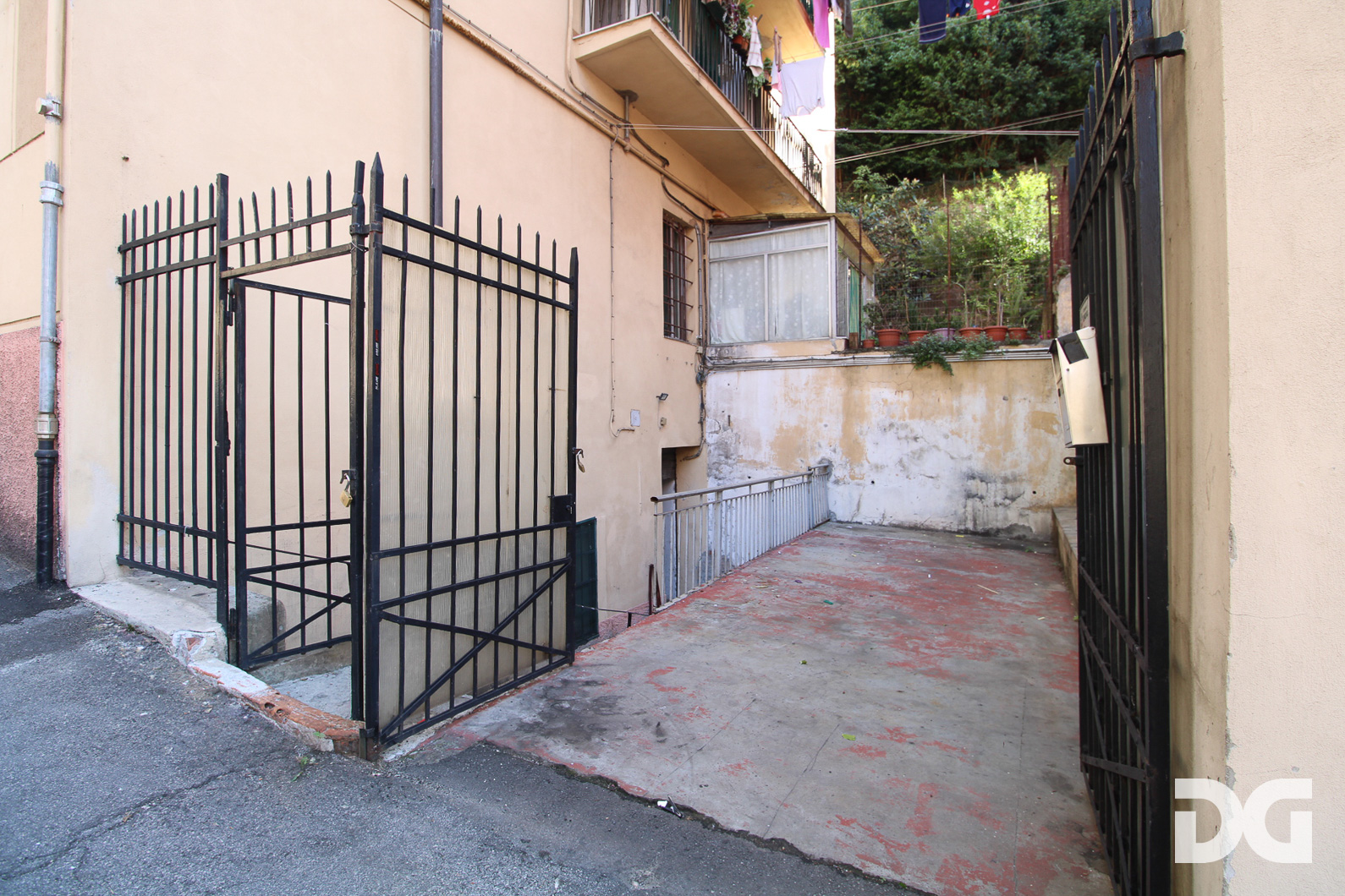 Immobiliare Del Guasta SAN TEODORO VIA VENEZIA – MAGAZZINO MQ 75 CON CORTILE CARRABILE