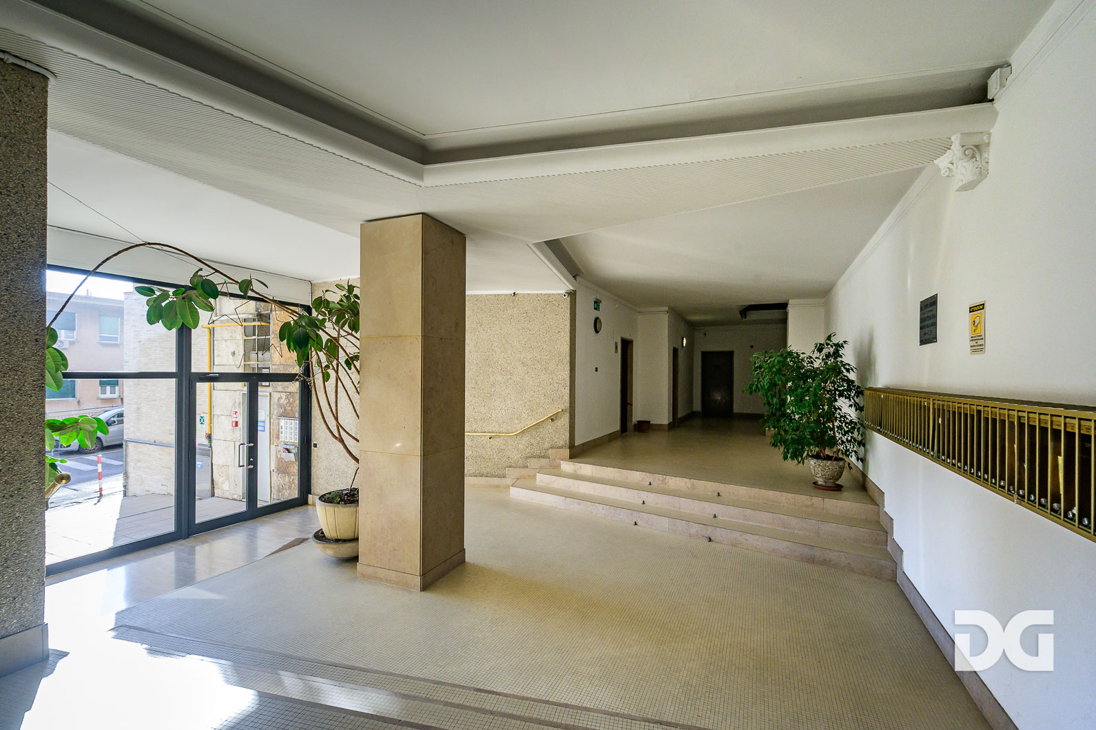 Immobiliare Del Guasta OREGINA  VIA VESUVIO - LUMINOSI MQ. 79 