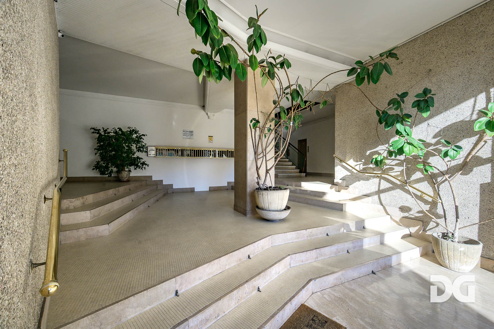 Immobiliare Del Guasta OREGINA  VIA VESUVIO - LUMINOSI MQ. 79 