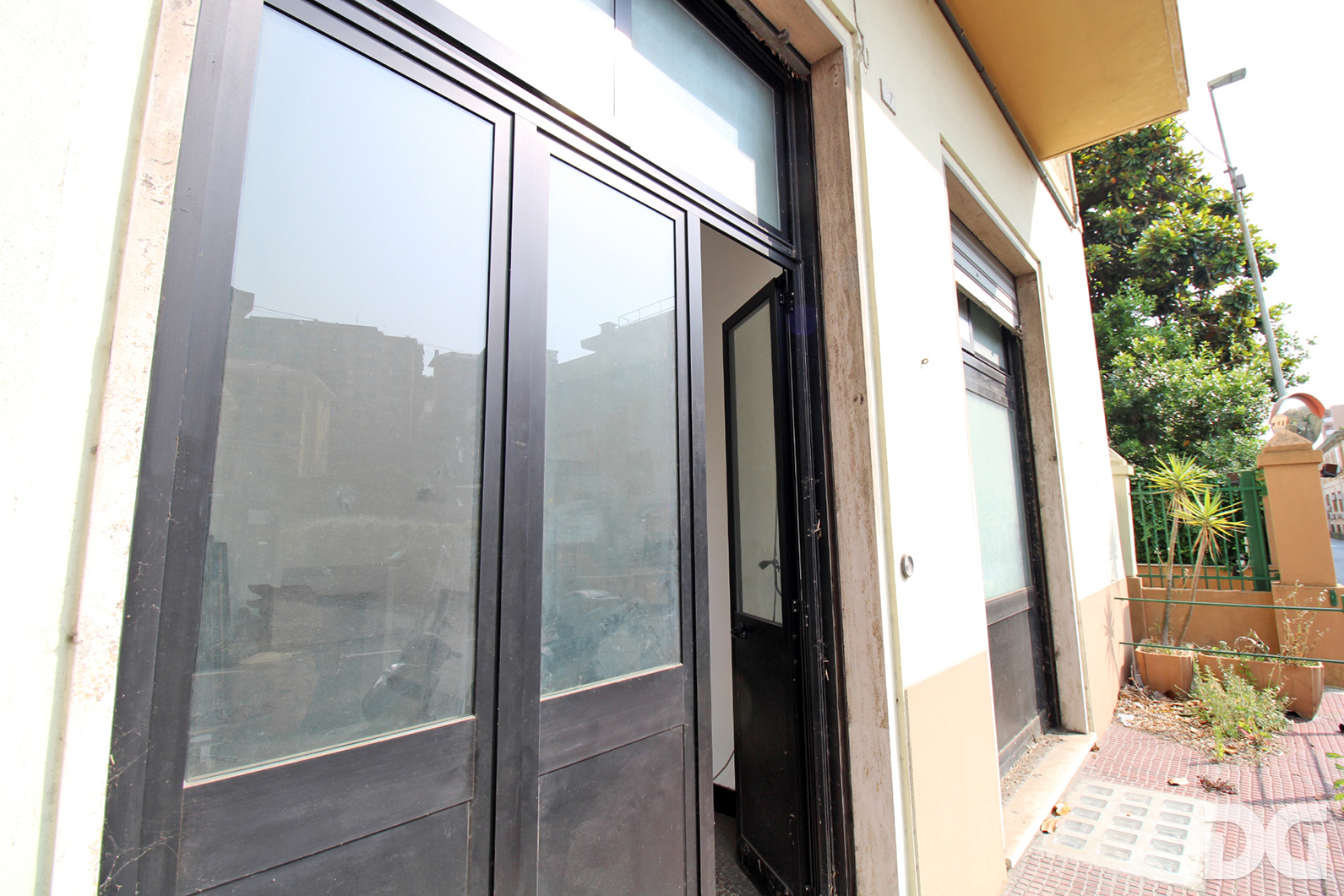 Immobiliare Del Guasta QUARTO-VIALE CEMBRANO – NEGOZIO MQ. 70 