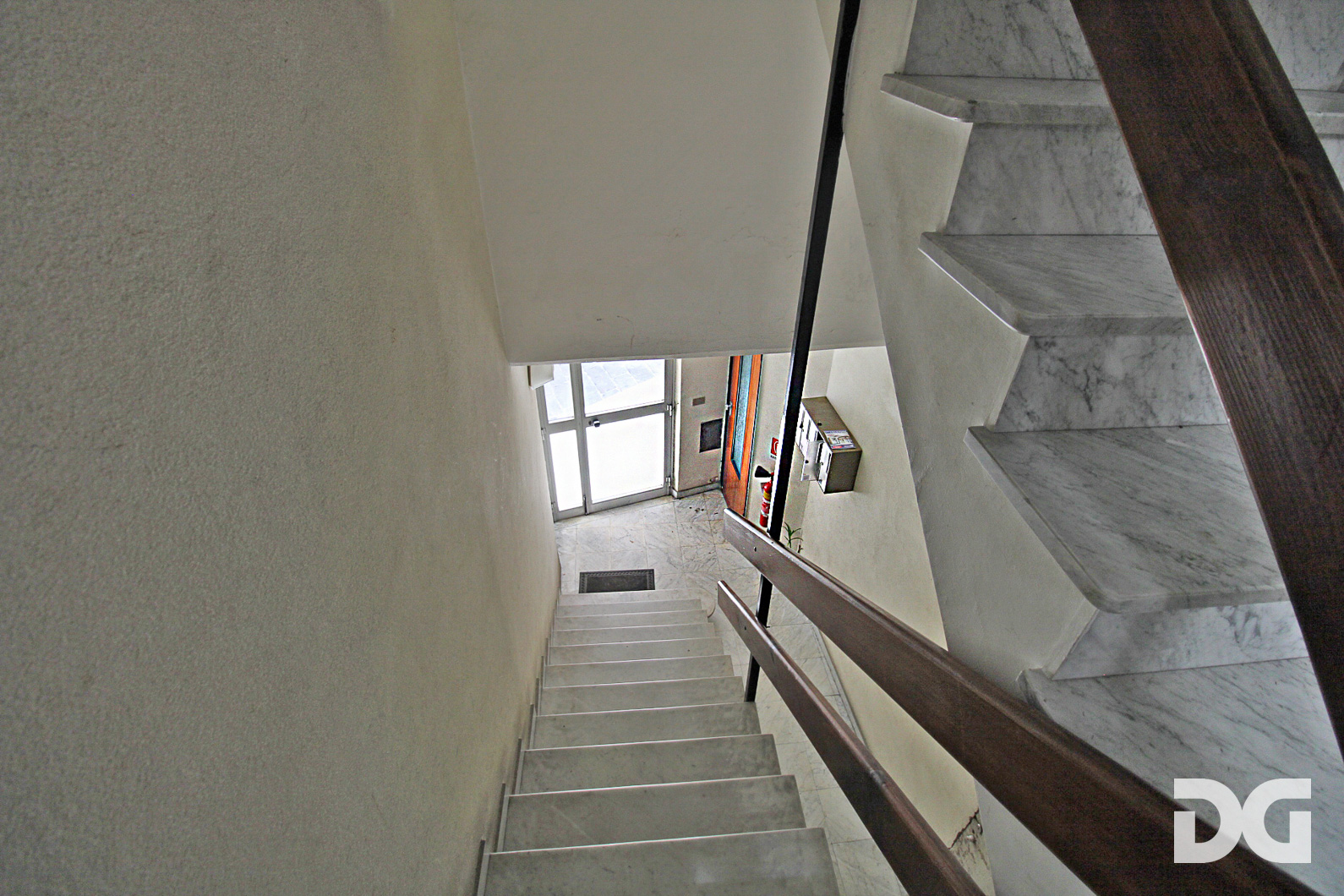 Immobiliare Del Guasta CENTRO STORICO – AD. MURA DELLE GRAZIE MQ. 59 CON TERRAZZO AL PIANO