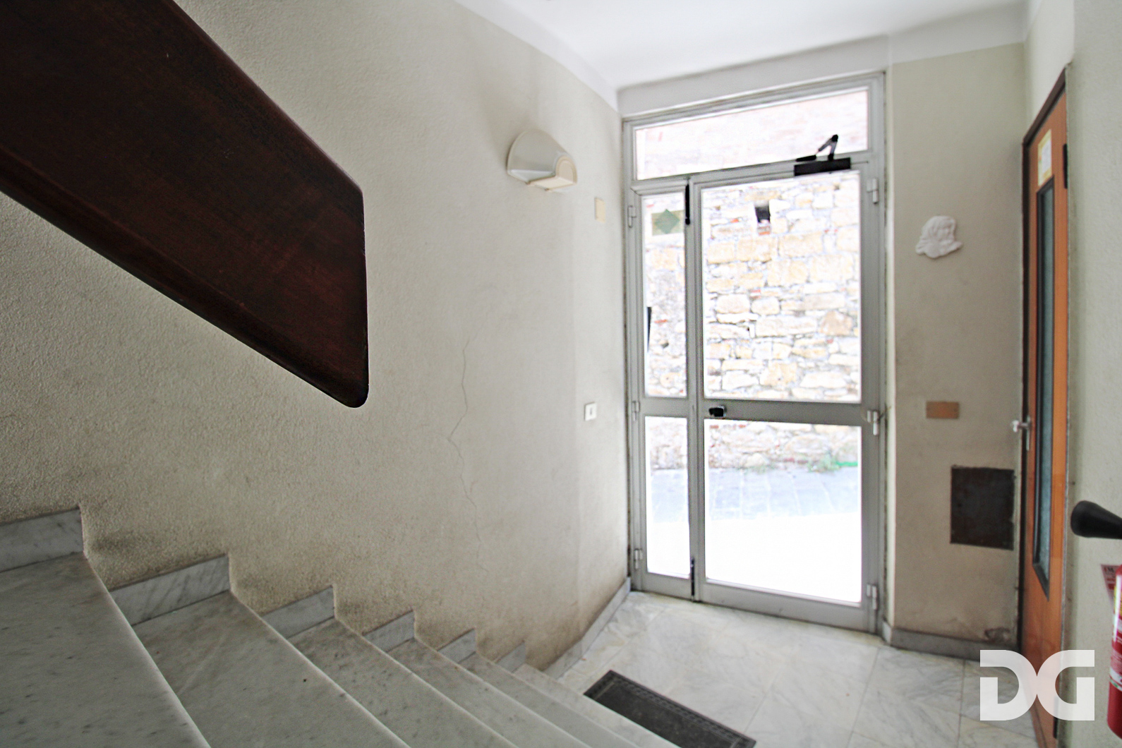 Immobiliare Del Guasta CENTRO STORICO – AD. MURA DELLE GRAZIE MQ. 59 CON TERRAZZO AL PIANO