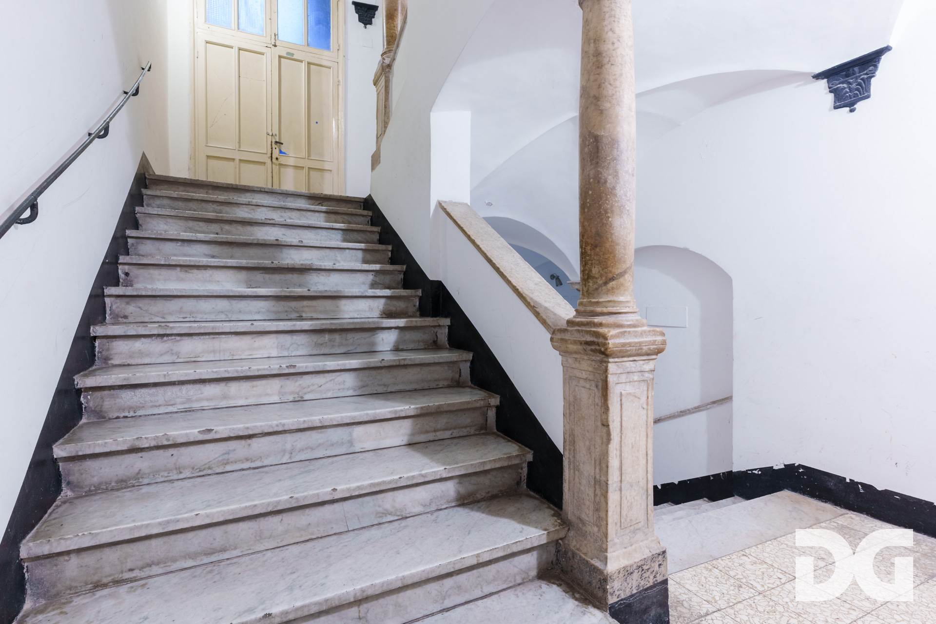 Immobiliare Del Guasta CENTRO STORICO – VICO CASANA LUMINOSI MQ. 68 CON TERRAZZINO