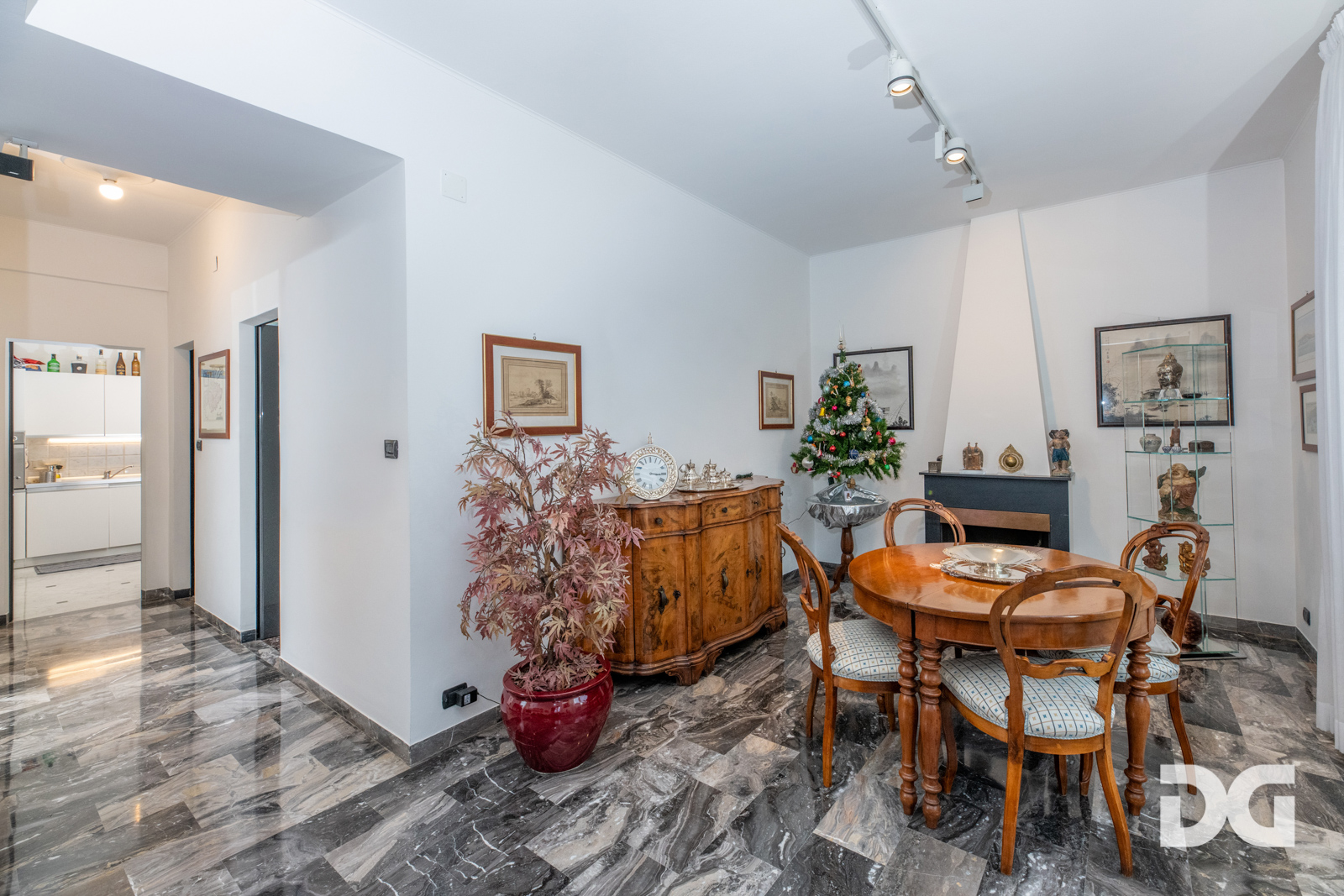 Immobiliare Del Guasta ALBARO – VIA RIESE ELEGANTI MQ. 138 CON MANSARDA VIVIBILE E BOX 