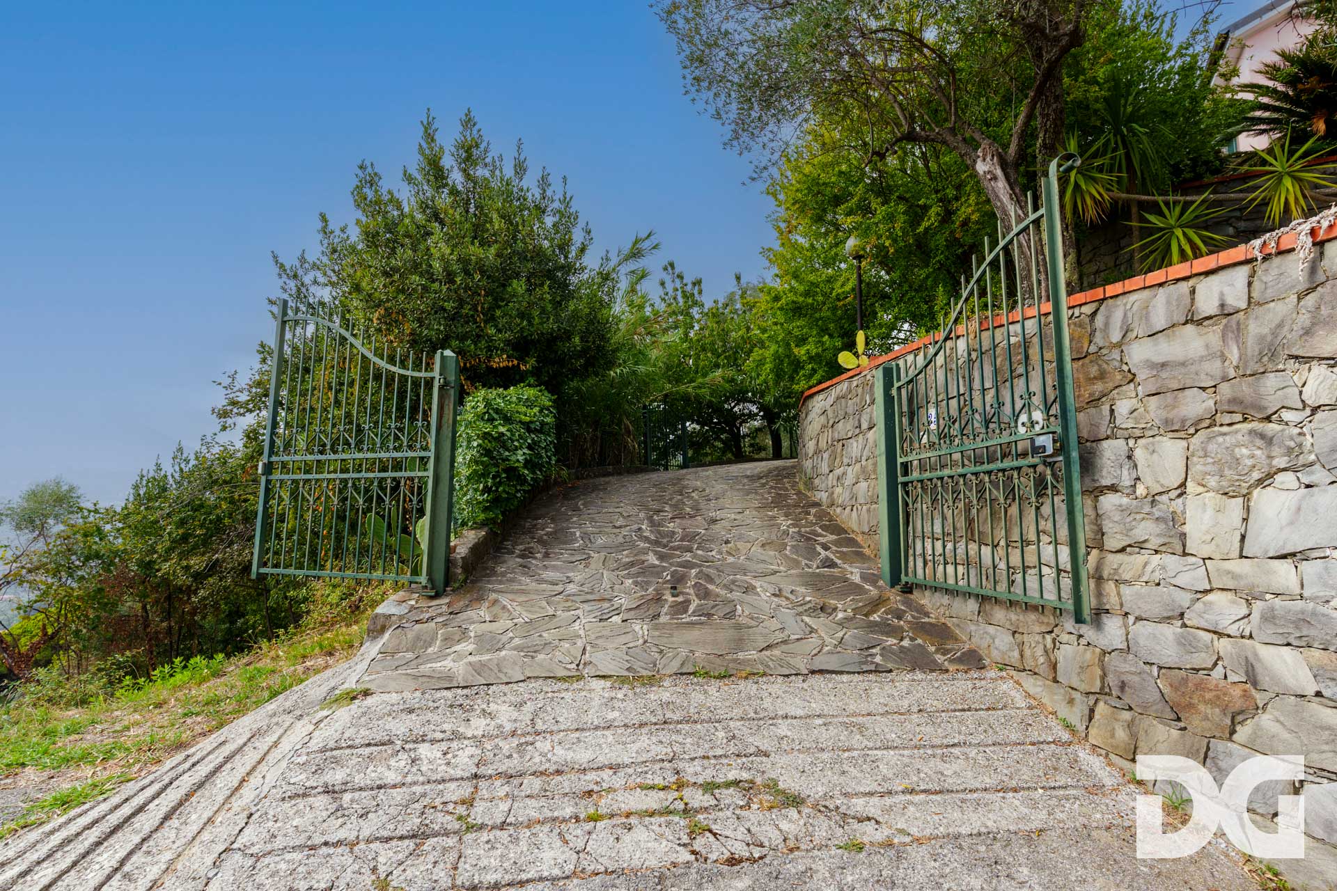 Immobiliare Del Guasta LEIVI – CASA INDIPENDENTE MQ. 205 CON TERRAZZO E BOX 