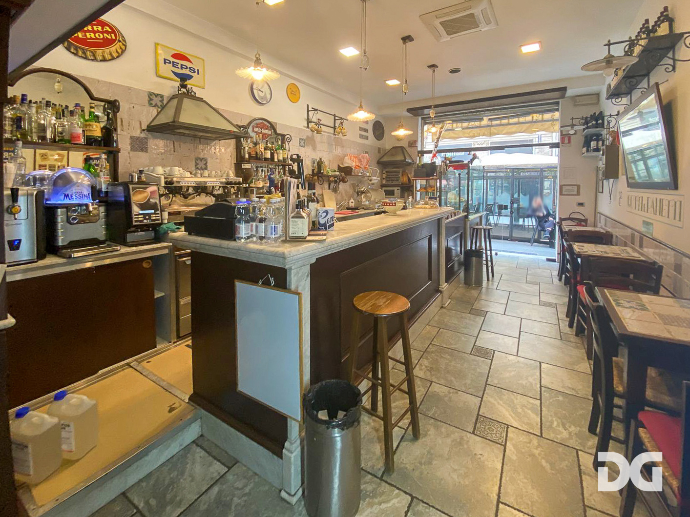 Immobiliare Del Guasta QUADRILATERO – ATTIVITA’ BAR/RISTORAZIONE 