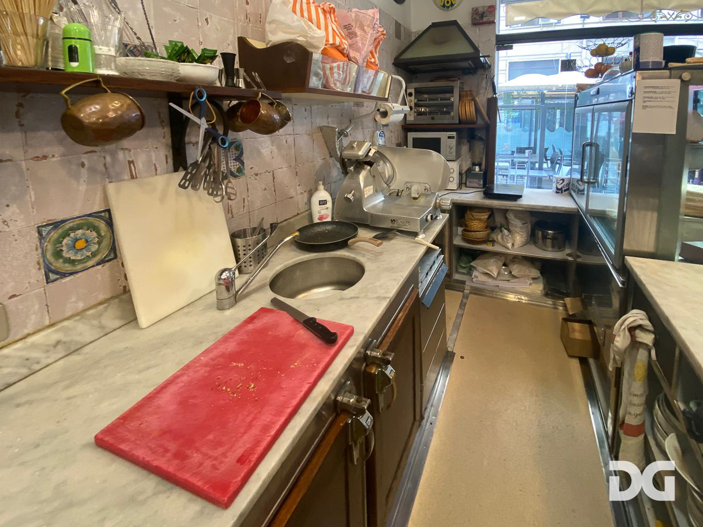 Immobiliare Del Guasta QUADRILATERO – ATTIVITA’ BAR/RISTORAZIONE 