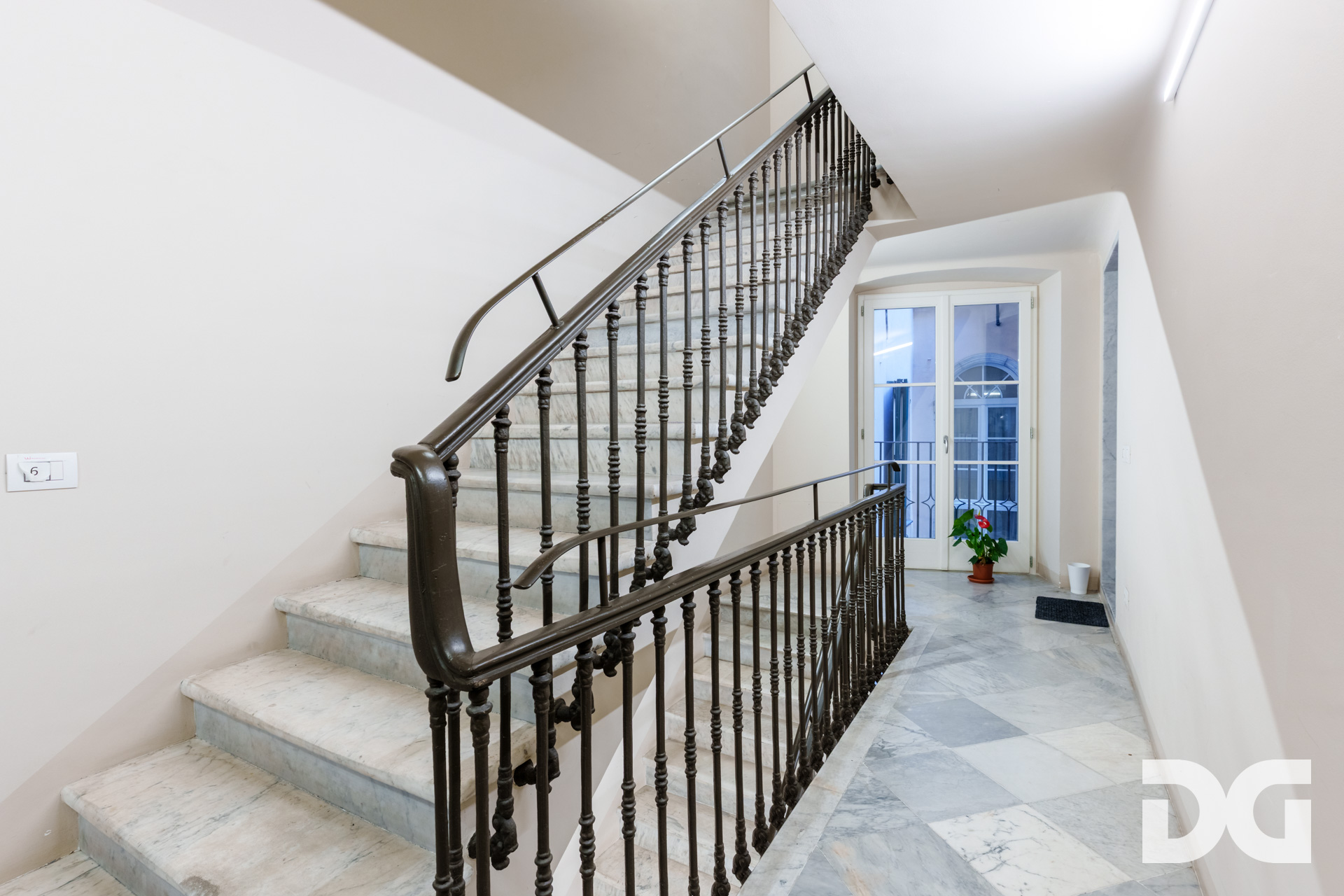 Immobiliare Del Guasta CENTRO STORICO – AD. PIAZZA BANCHI RISTRUTTURATI MQ. 51