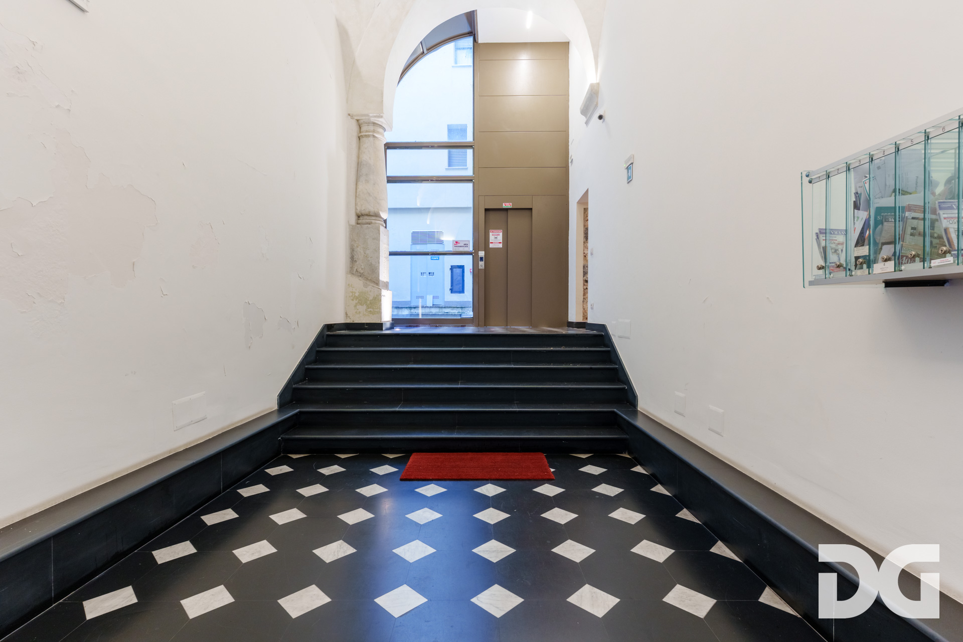 Immobiliare Del Guasta CENTRO STORICO – AD. PIAZZA BANCHI RISTRUTTURATI MQ. 51