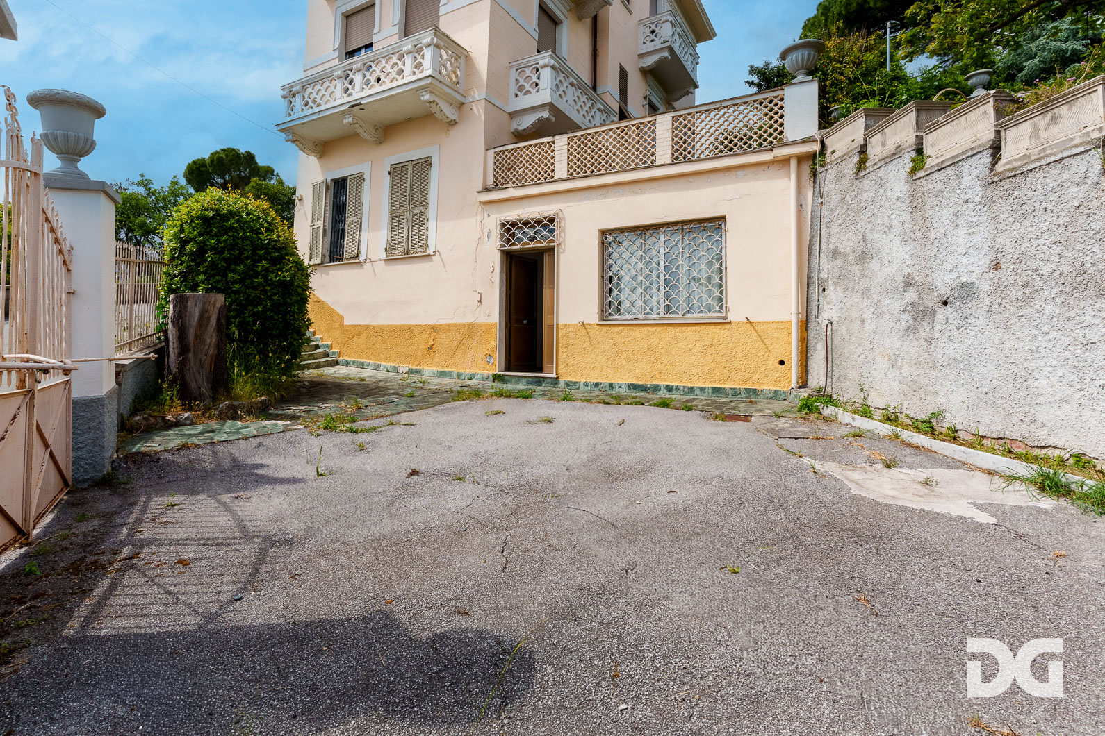 Immobiliare Del Guasta PEGLI – VIALE MODUGNO VILLA PANORAMICA MQ.337 CON GIARDINO E POSTI AUTO 