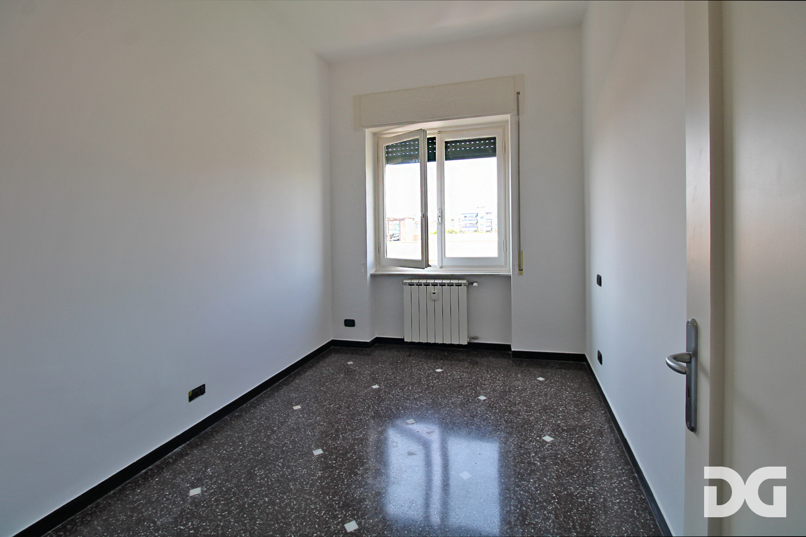 Immobiliare Del Guasta QUINTO – VIA MAJORANA PERFETTI MQ. 95 ULTIMO PIANO SCORCIO MARE