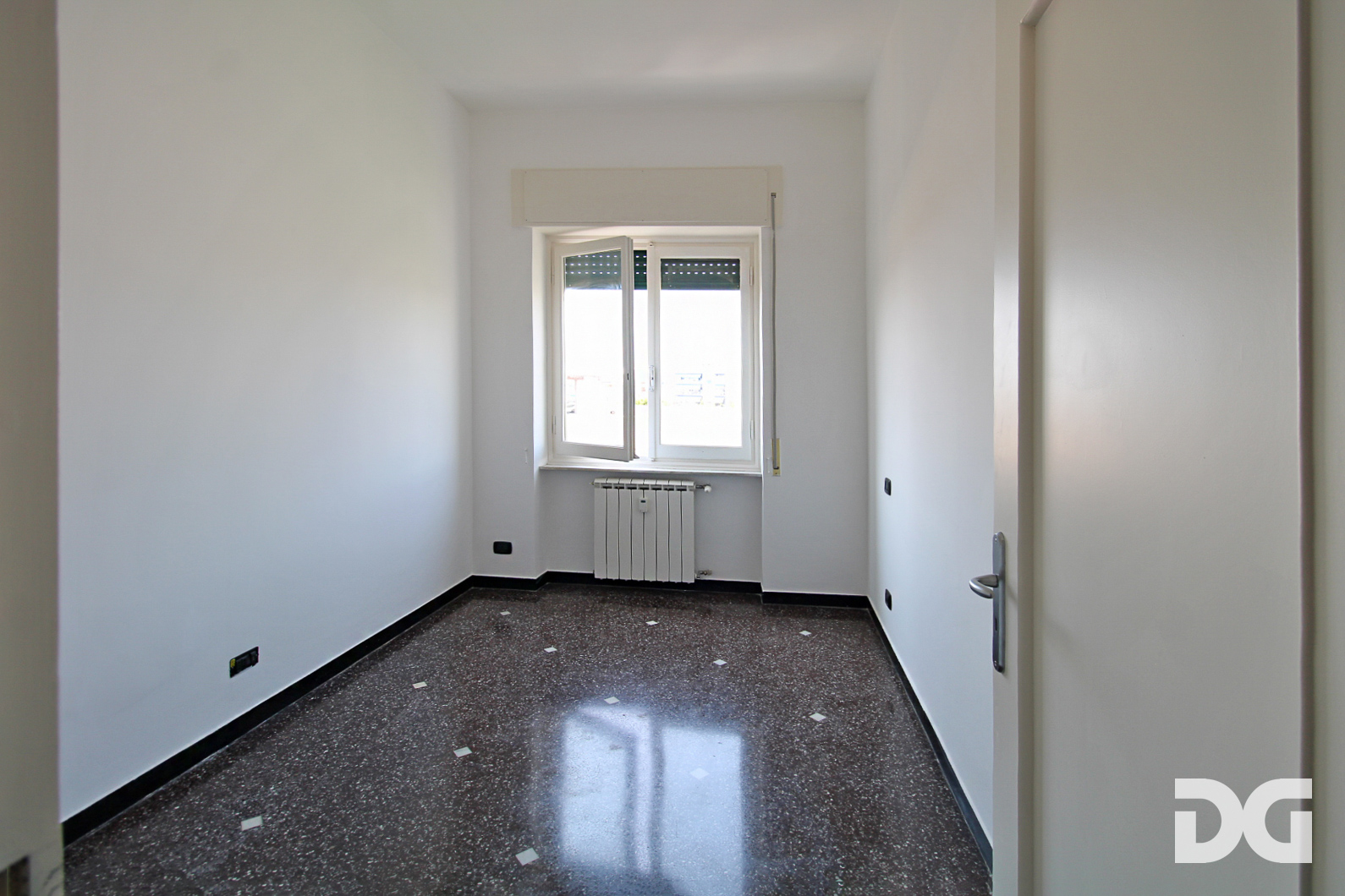 Immobiliare Del Guasta QUINTO – VIA MAJORANA PERFETTI MQ. 95 ULTIMO PIANO SCORCIO MARE