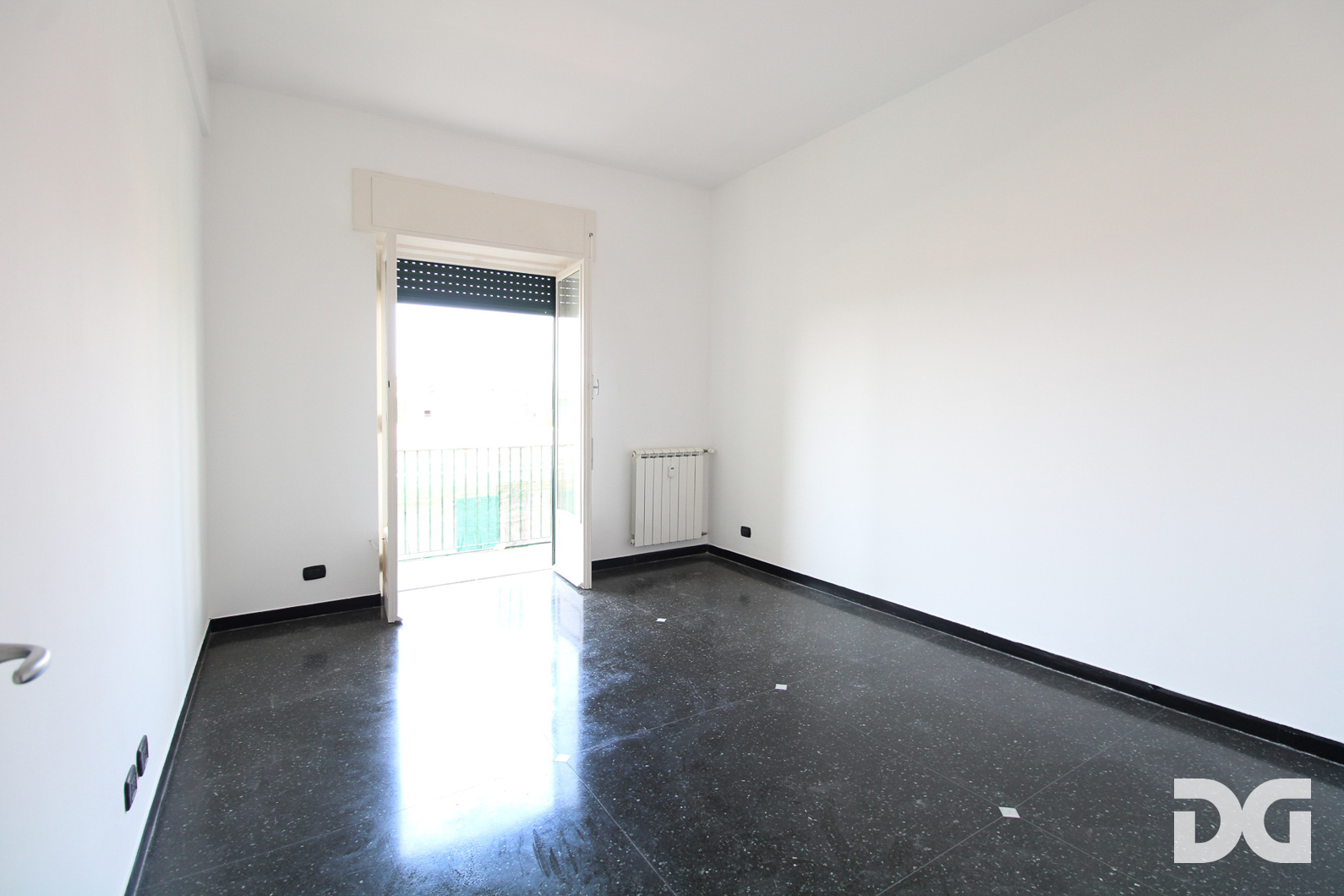 Immobiliare Del Guasta QUINTO – VIA MAJORANA PERFETTI MQ. 95 ULTIMO PIANO SCORCIO MARE
