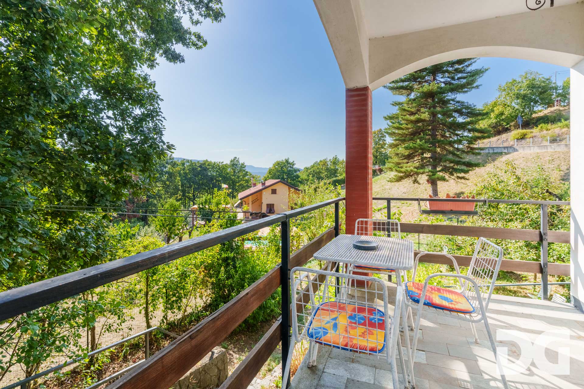 Immobiliare Del Guasta TIGLIETO – VILLA BIFAMILIARE MQ. 196 CON GIARDINO, TERRAZZI E BOX