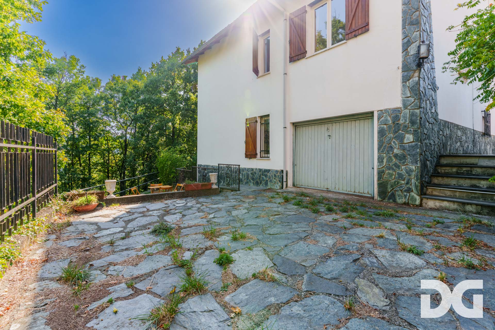 Immobiliare Del Guasta TIGLIETO – VILLA BIFAMILIARE MQ. 196 CON GIARDINO, TERRAZZI E BOX