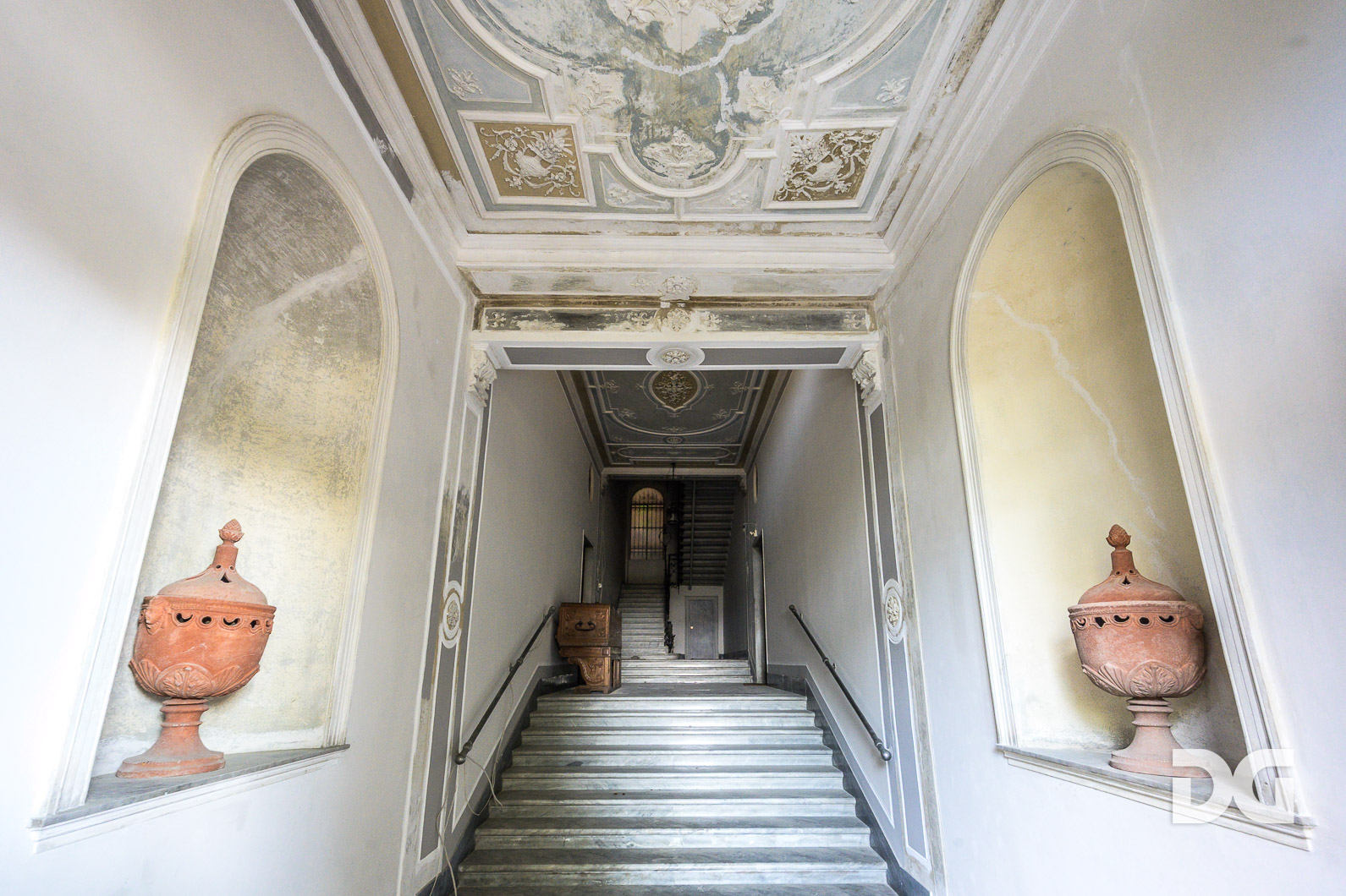Immobiliare Del Guasta CASTELLETTO - PIAGGIO – SPETTACOLARE APPARTAMENTO IN VILLA CON TERRAZZI E GIARDINO 