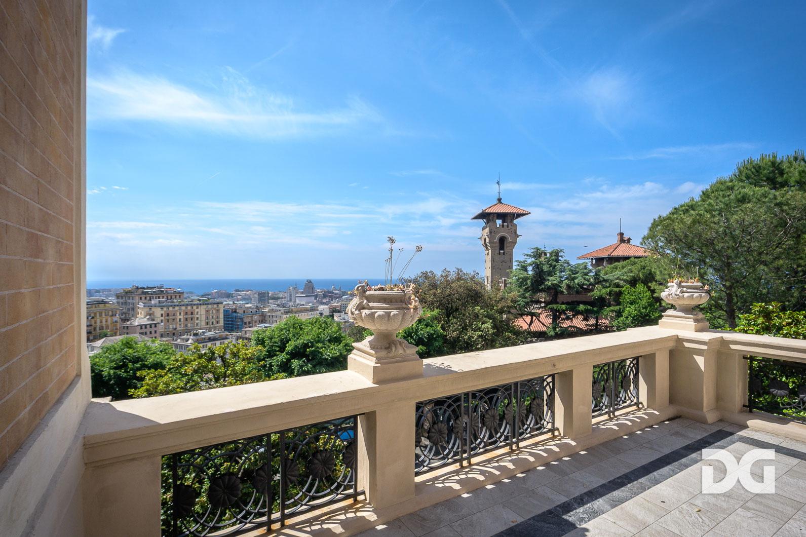 Immobiliare Del Guasta CASTELLETTO - PIAGGIO – SPETTACOLARE APPARTAMENTO IN VILLA CON TERRAZZI E GIARDINO 