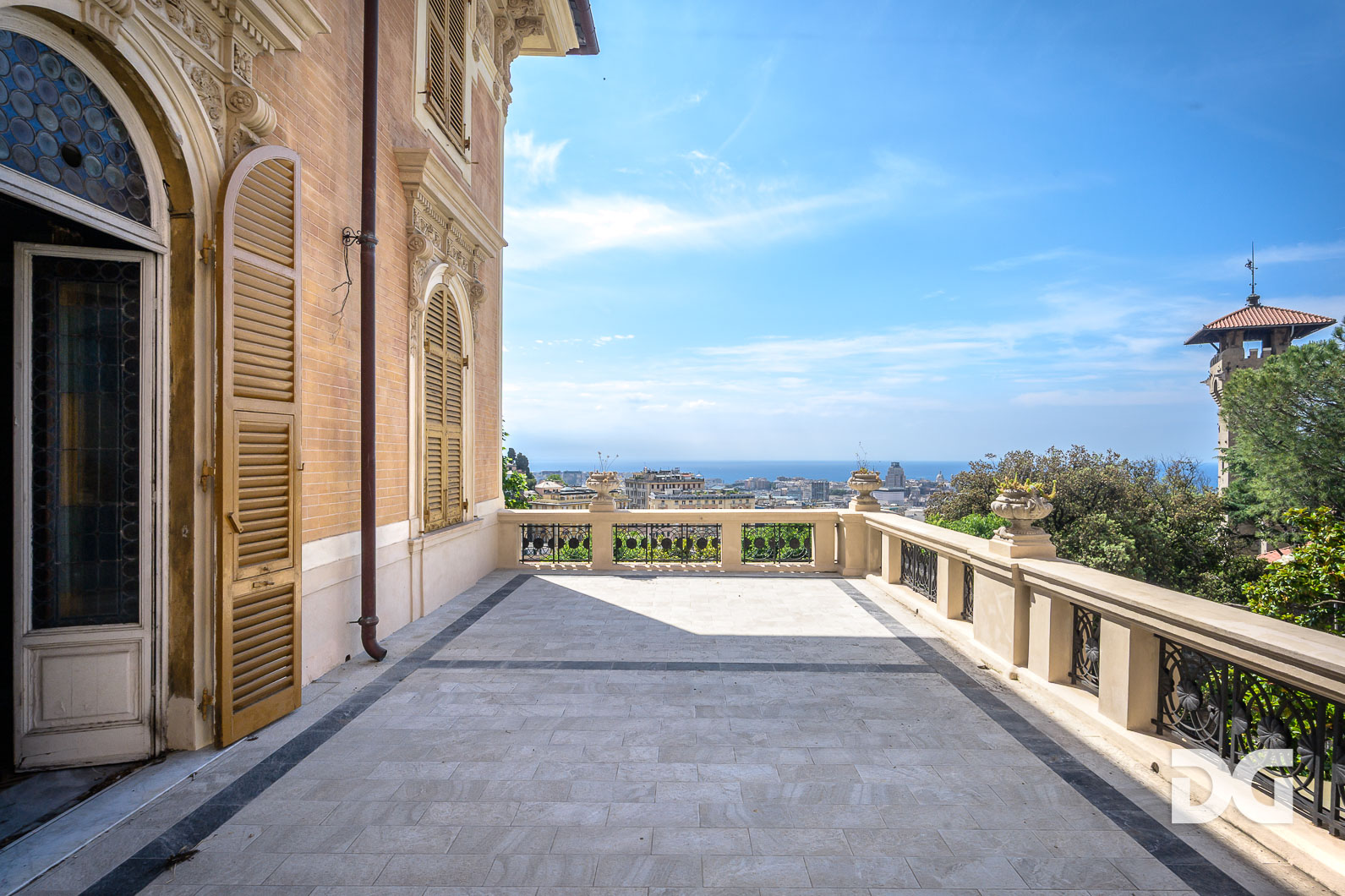Immobiliare Del Guasta CASTELLETTO - PIAGGIO – SPETTACOLARE APPARTAMENTO IN VILLA CON TERRAZZI E GIARDINO 
