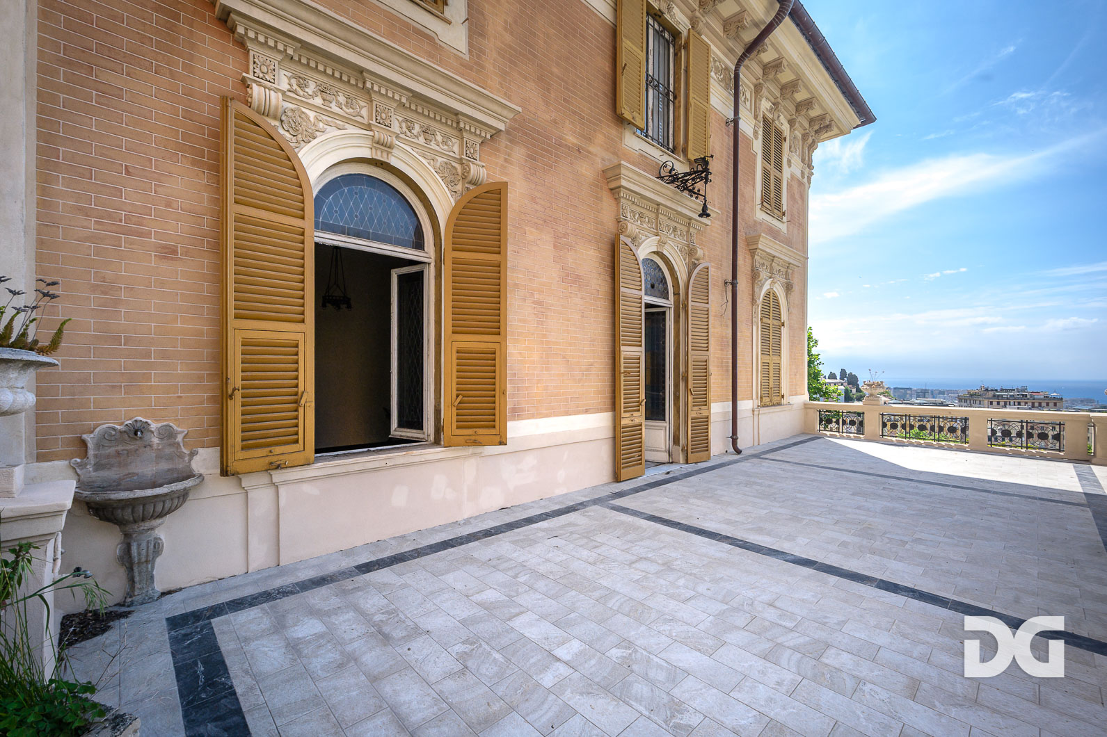 Immobiliare Del Guasta CASTELLETTO - PIAGGIO – SPETTACOLARE APPARTAMENTO IN VILLA CON TERRAZZI E GIARDINO 