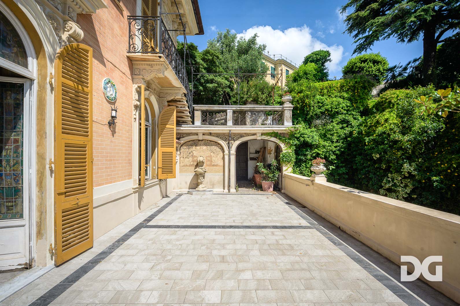 Immobiliare Del Guasta CASTELLETTO - PIAGGIO – SPETTACOLARE APPARTAMENTO IN VILLA CON TERRAZZI E GIARDINO 