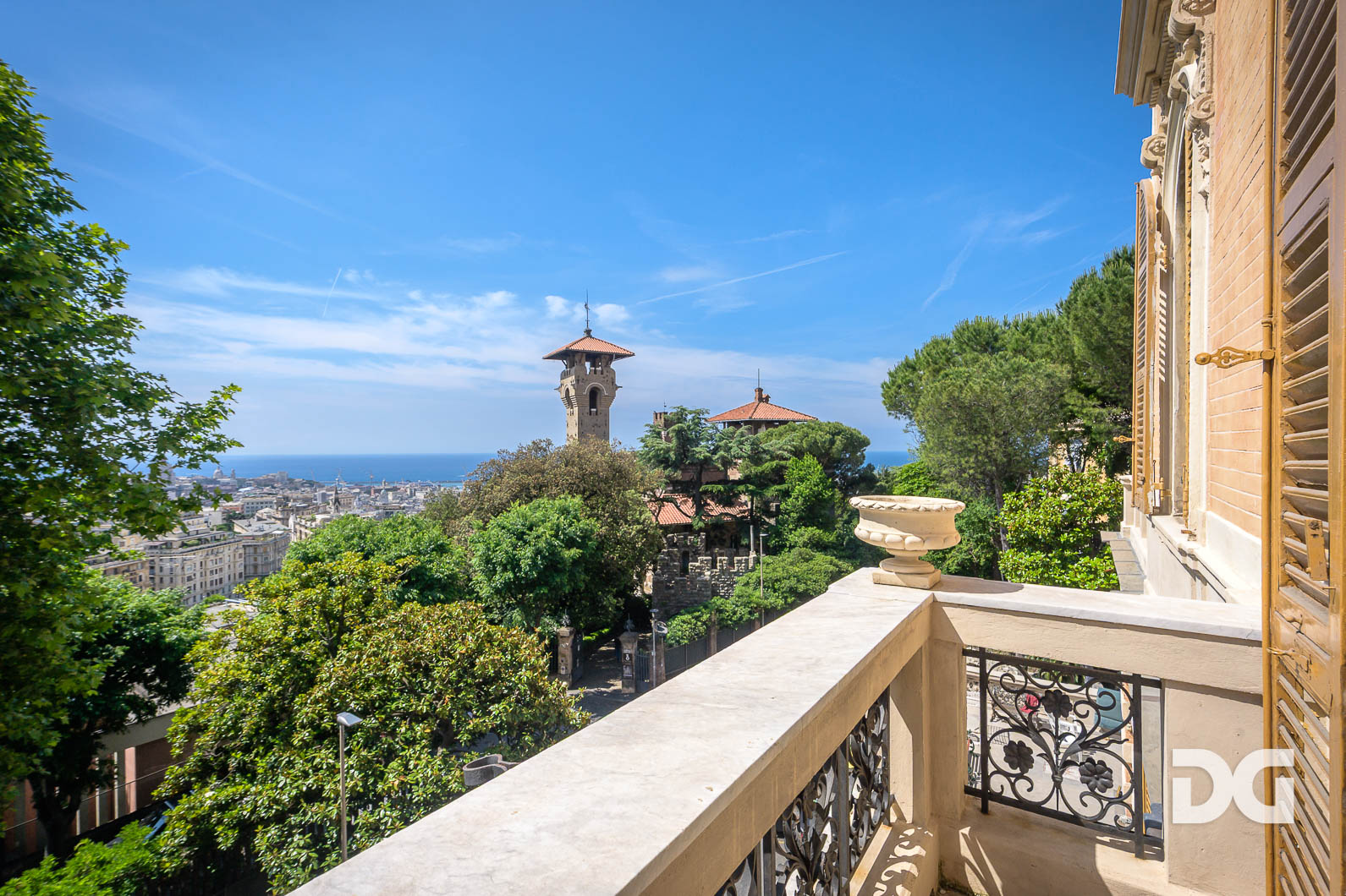 Immobiliare Del Guasta CASTELLETTO - PIAGGIO – SPETTACOLARE APPARTAMENTO IN VILLA CON TERRAZZI E GIARDINO 