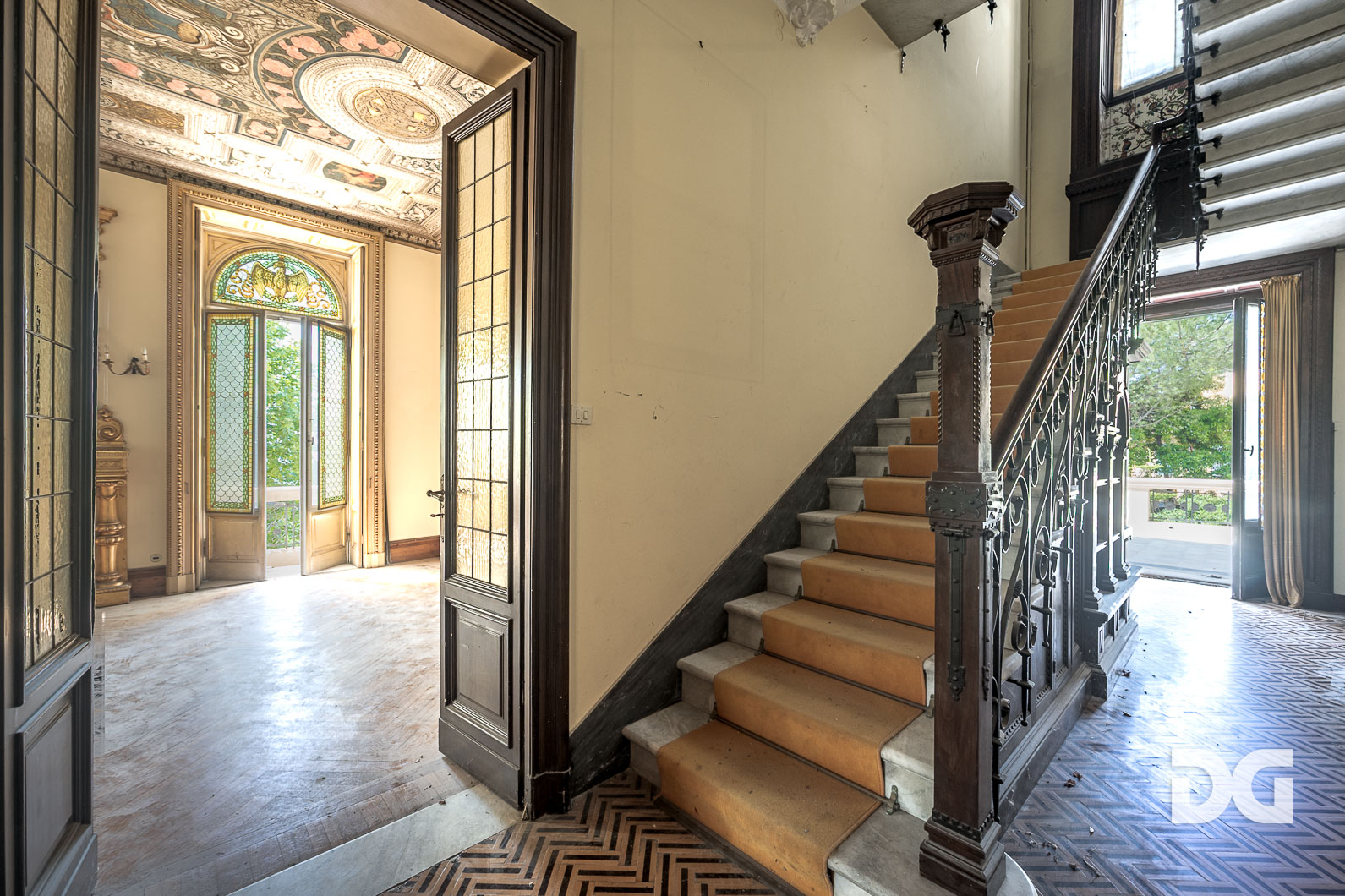Immobiliare Del Guasta CASTELLETTO - PIAGGIO – SPETTACOLARE APPARTAMENTO IN VILLA CON TERRAZZI E GIARDINO 