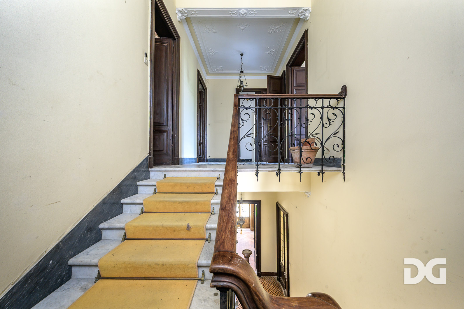 Immobiliare Del Guasta CASTELLETTO - PIAGGIO – SPETTACOLARE APPARTAMENTO IN VILLA CON TERRAZZI E GIARDINO 