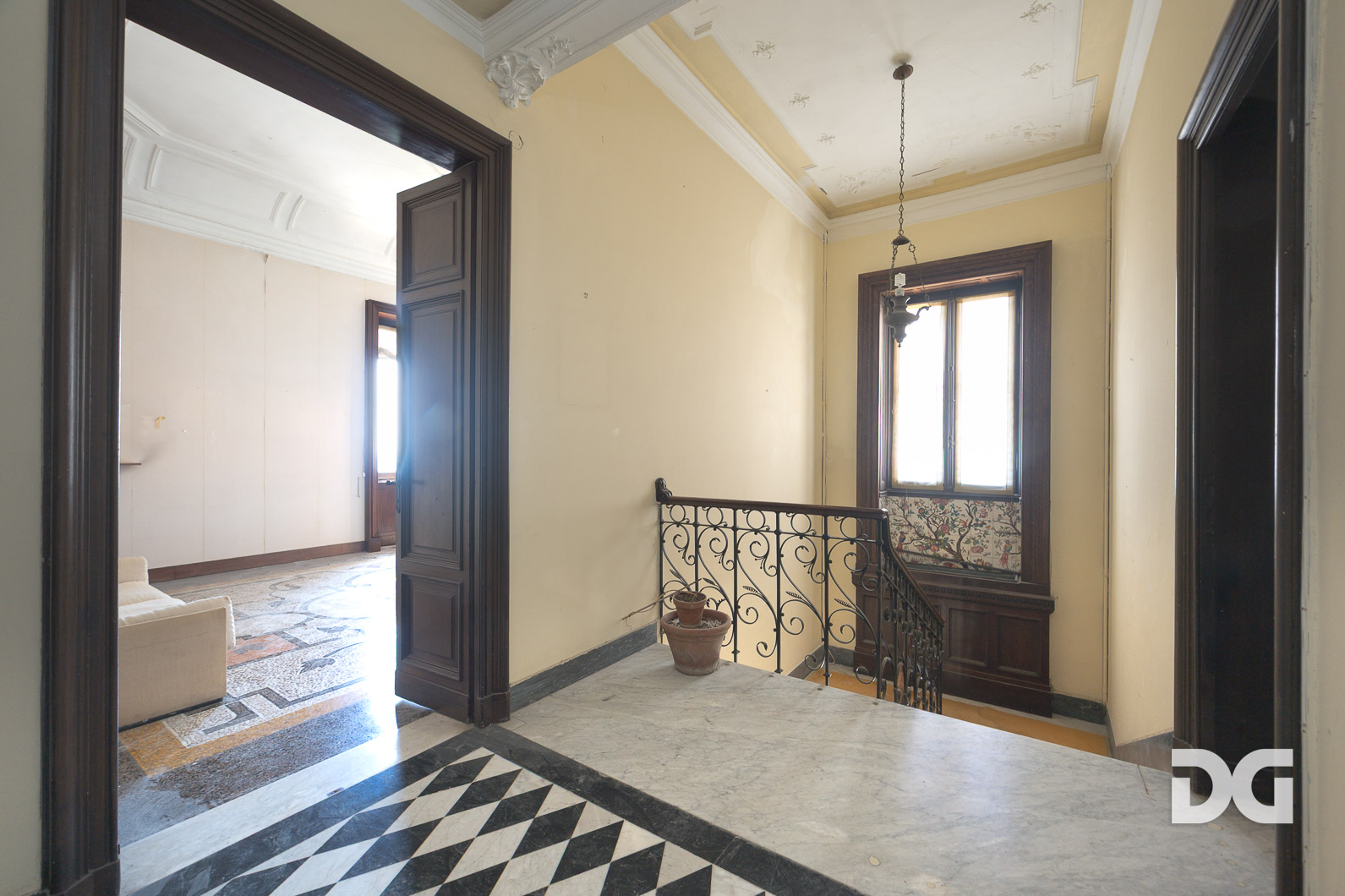 Immobiliare Del Guasta CASTELLETTO - PIAGGIO – SPETTACOLARE APPARTAMENTO IN VILLA CON TERRAZZI E GIARDINO 