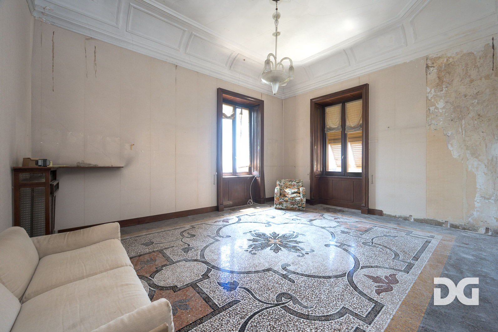 Immobiliare Del Guasta CASTELLETTO - PIAGGIO – SPETTACOLARE APPARTAMENTO IN VILLA CON TERRAZZI E GIARDINO 