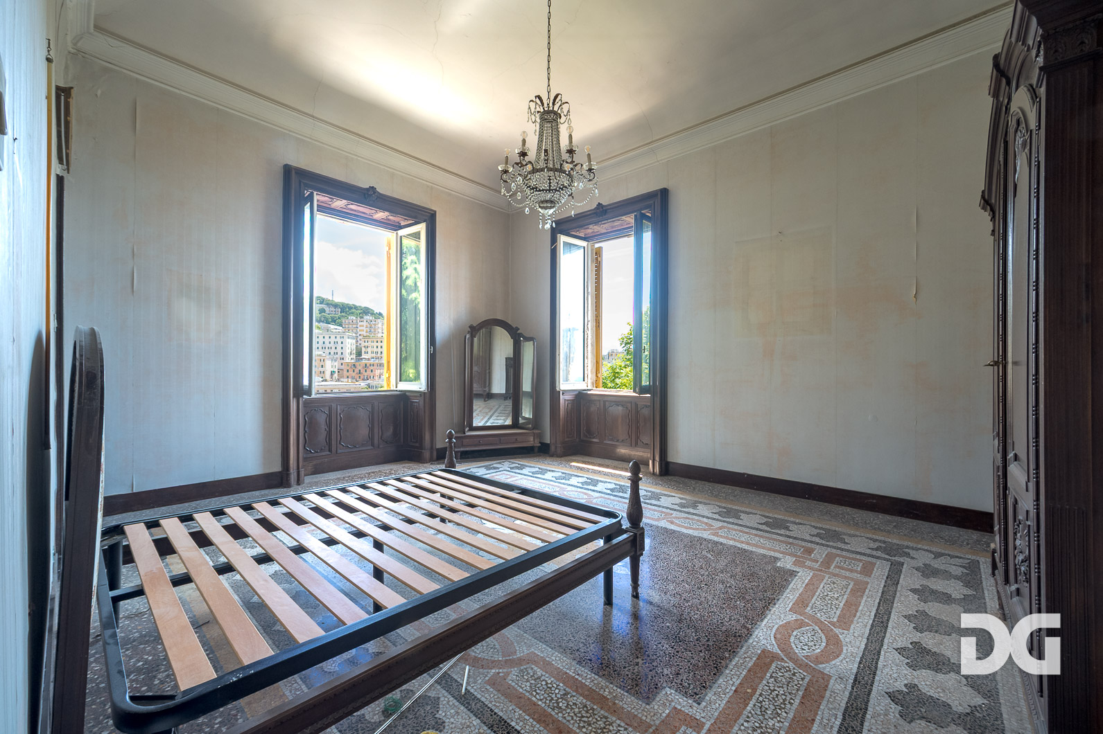Immobiliare Del Guasta CASTELLETTO - PIAGGIO – SPETTACOLARE APPARTAMENTO IN VILLA CON TERRAZZI E GIARDINO 