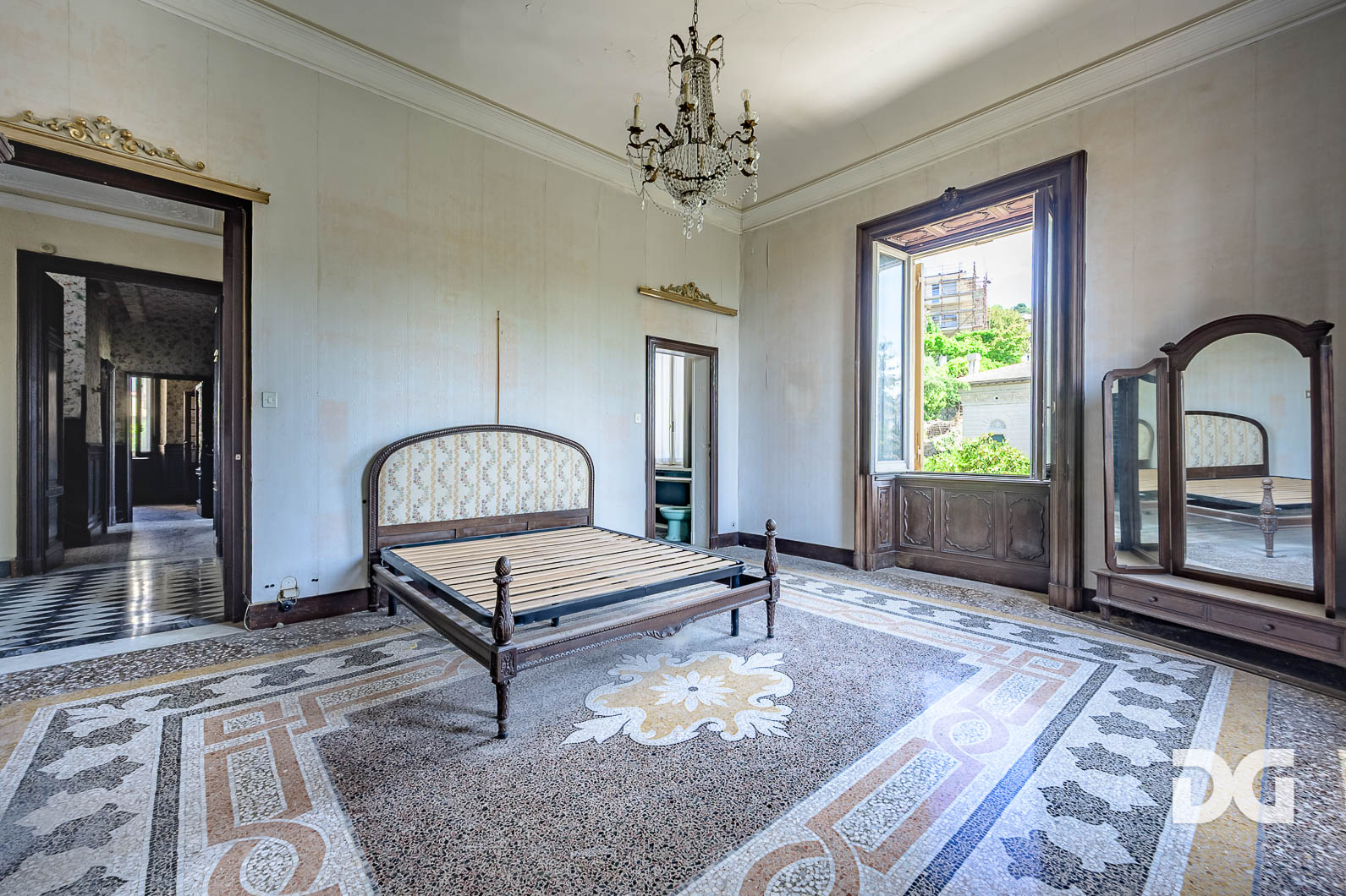 Immobiliare Del Guasta CASTELLETTO - PIAGGIO – SPETTACOLARE APPARTAMENTO IN VILLA CON TERRAZZI E GIARDINO 