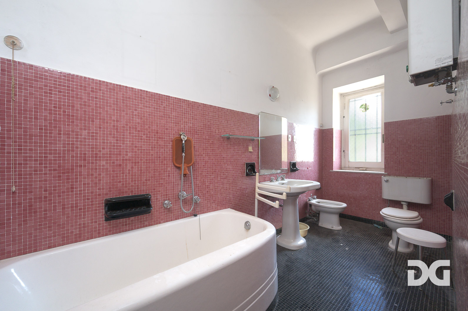 Immobiliare Del Guasta CASTELLETTO - PIAGGIO – SPETTACOLARE APPARTAMENTO IN VILLA CON TERRAZZI E GIARDINO 