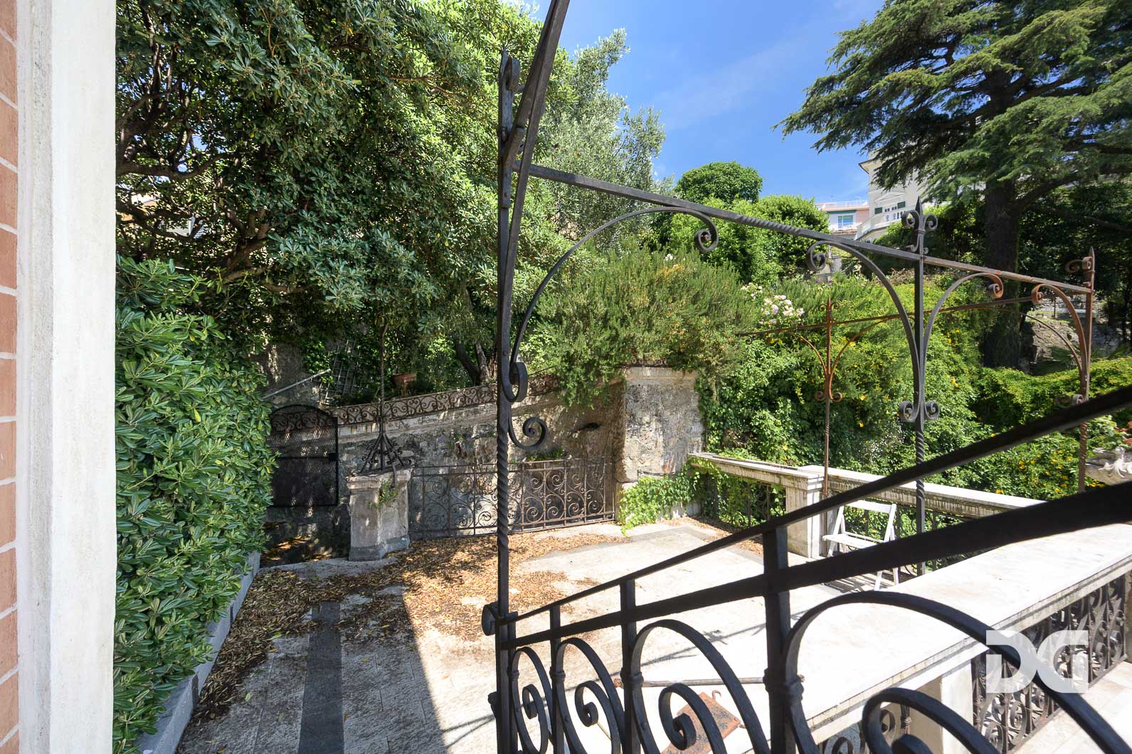 Immobiliare Del Guasta CASTELLETTO - PIAGGIO – SPETTACOLARE APPARTAMENTO IN VILLA CON TERRAZZI E GIARDINO 