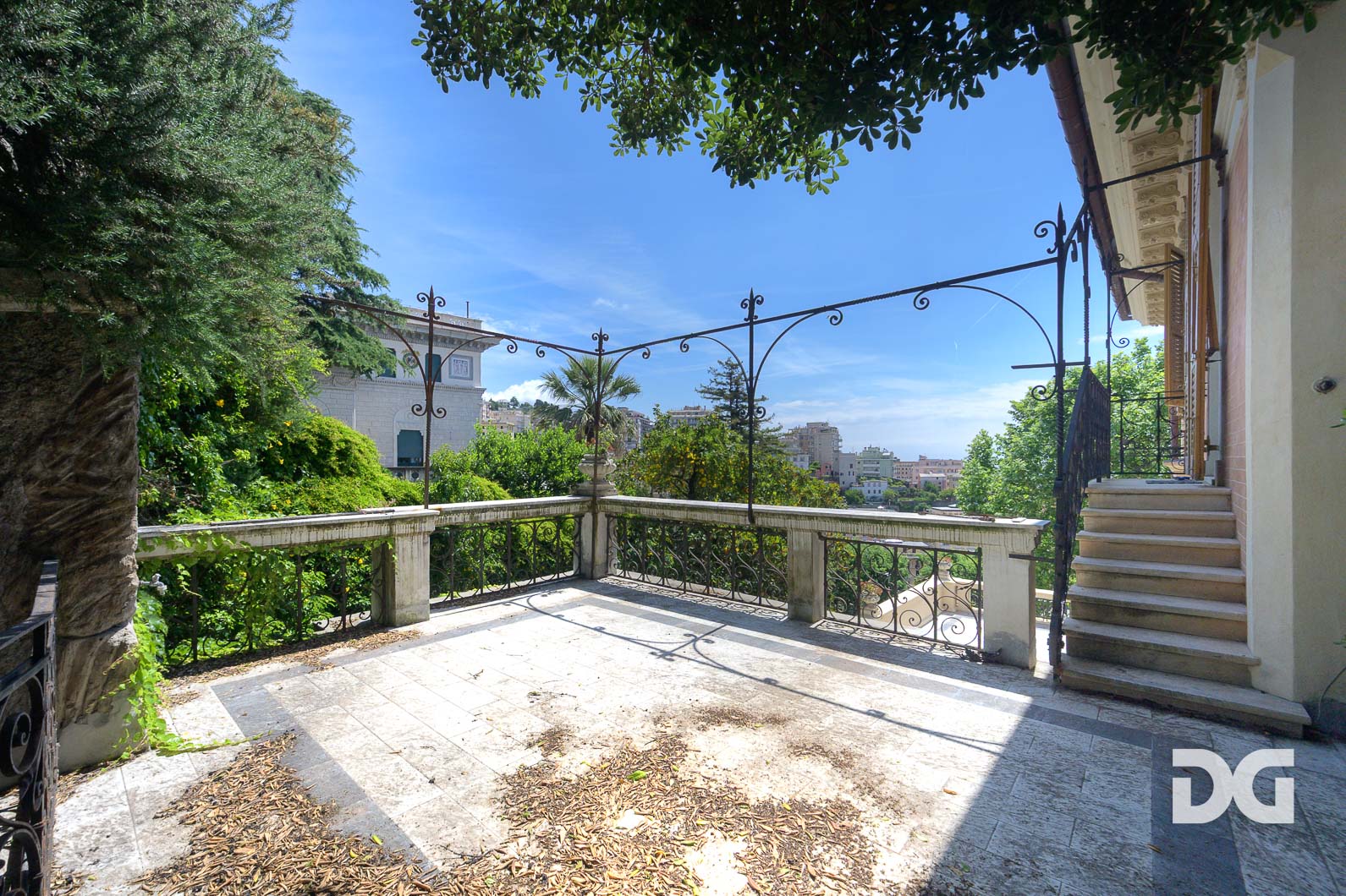 Immobiliare Del Guasta CASTELLETTO - PIAGGIO – SPETTACOLARE APPARTAMENTO IN VILLA CON TERRAZZI E GIARDINO 
