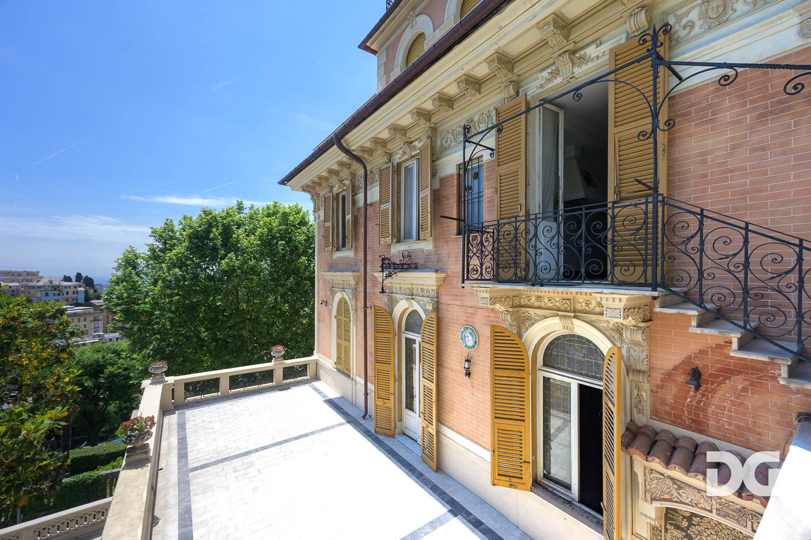 Immobiliare Del Guasta CASTELLETTO - PIAGGIO – SPETTACOLARE APPARTAMENTO IN VILLA CON TERRAZZI E GIARDINO 