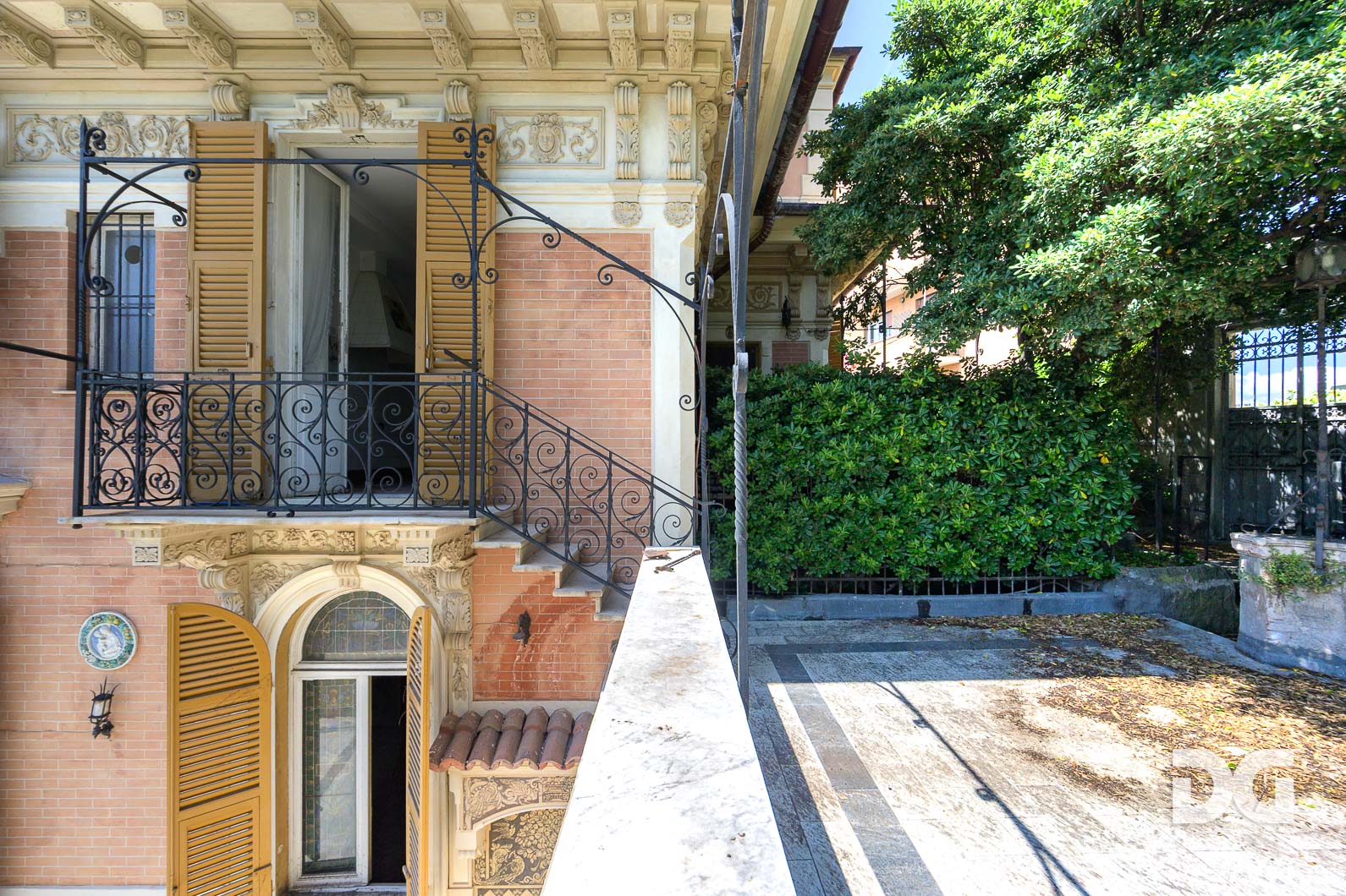 Immobiliare Del Guasta CASTELLETTO - PIAGGIO – SPETTACOLARE APPARTAMENTO IN VILLA CON TERRAZZI E GIARDINO 
